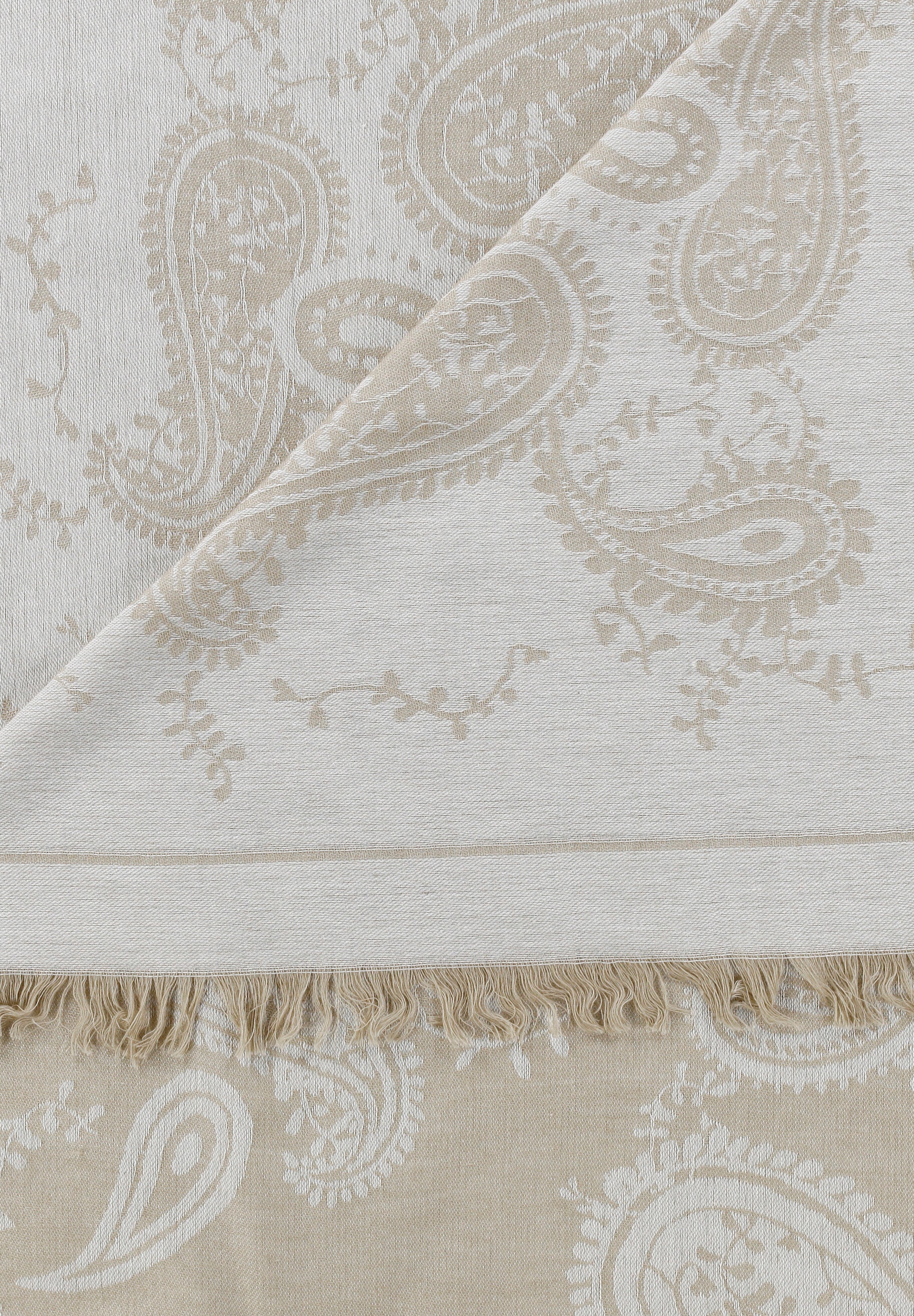 Veda-naisten kaulahuivi beige lähikuva Suomessa suunnitellusta paisley jacquardikuviosta