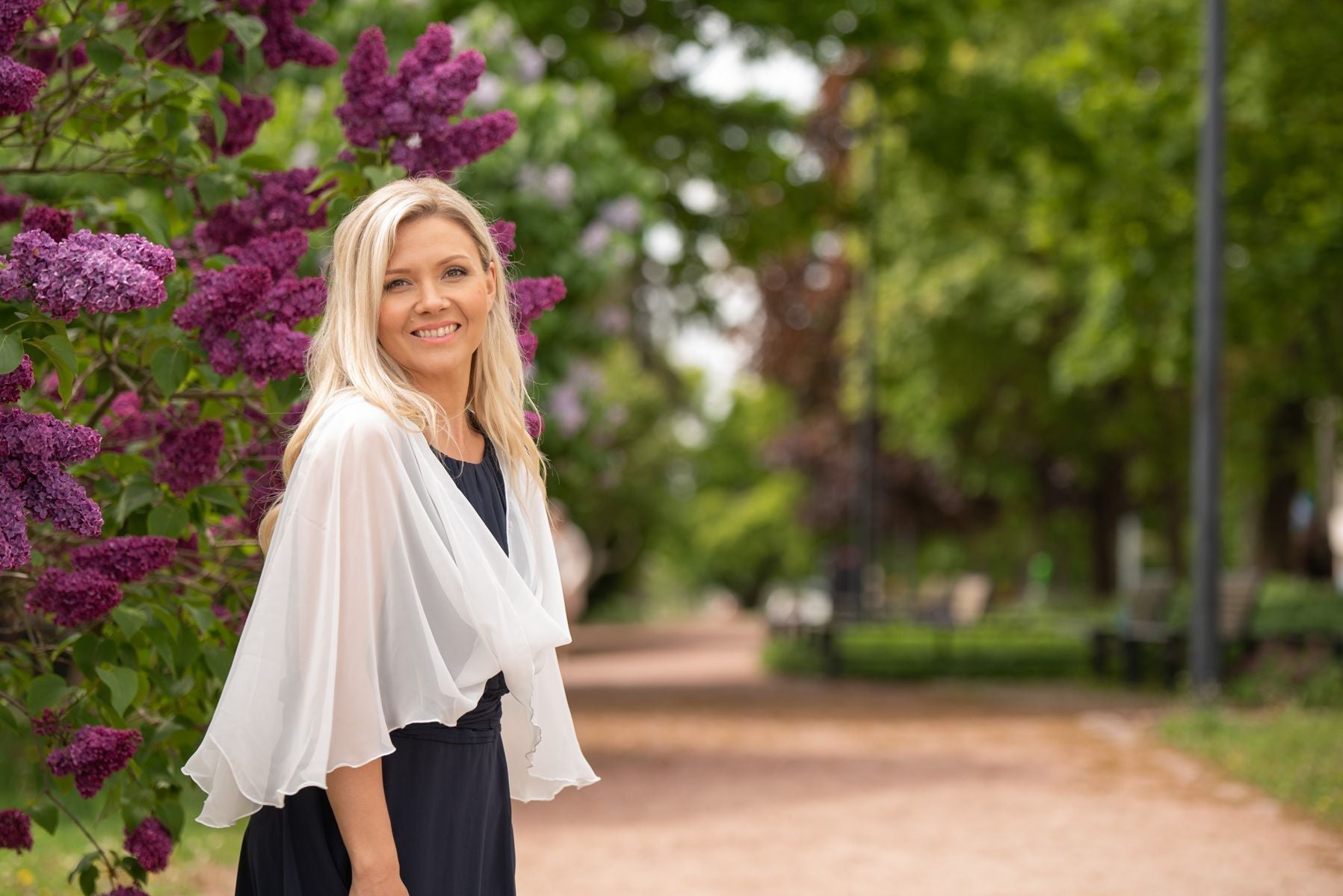 Juhlahuivi hartioille - näin viimeistelet juhlatyylin elegantisti