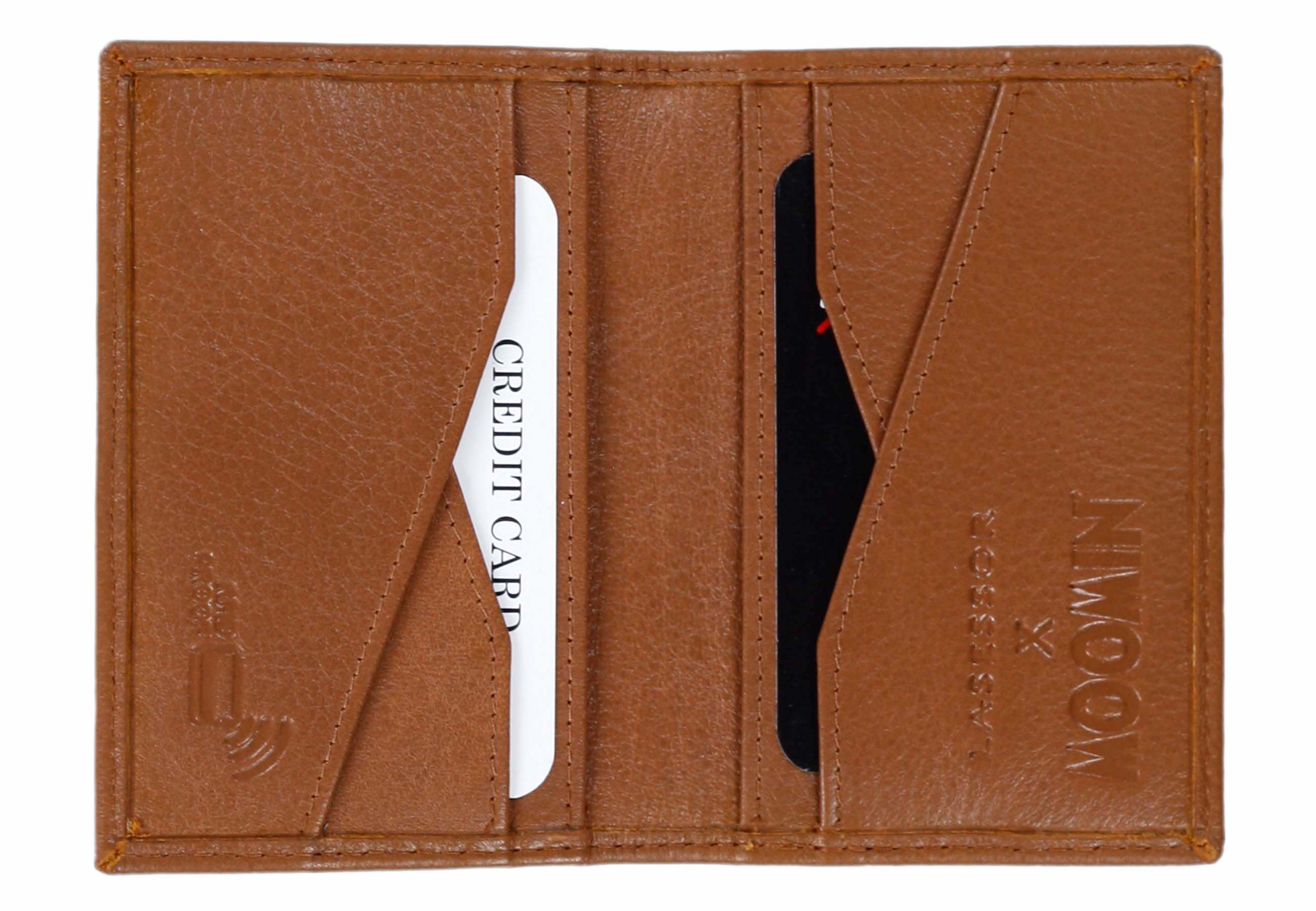 Konjakki korttikotelo avattuna, nahkainen ja kestävä