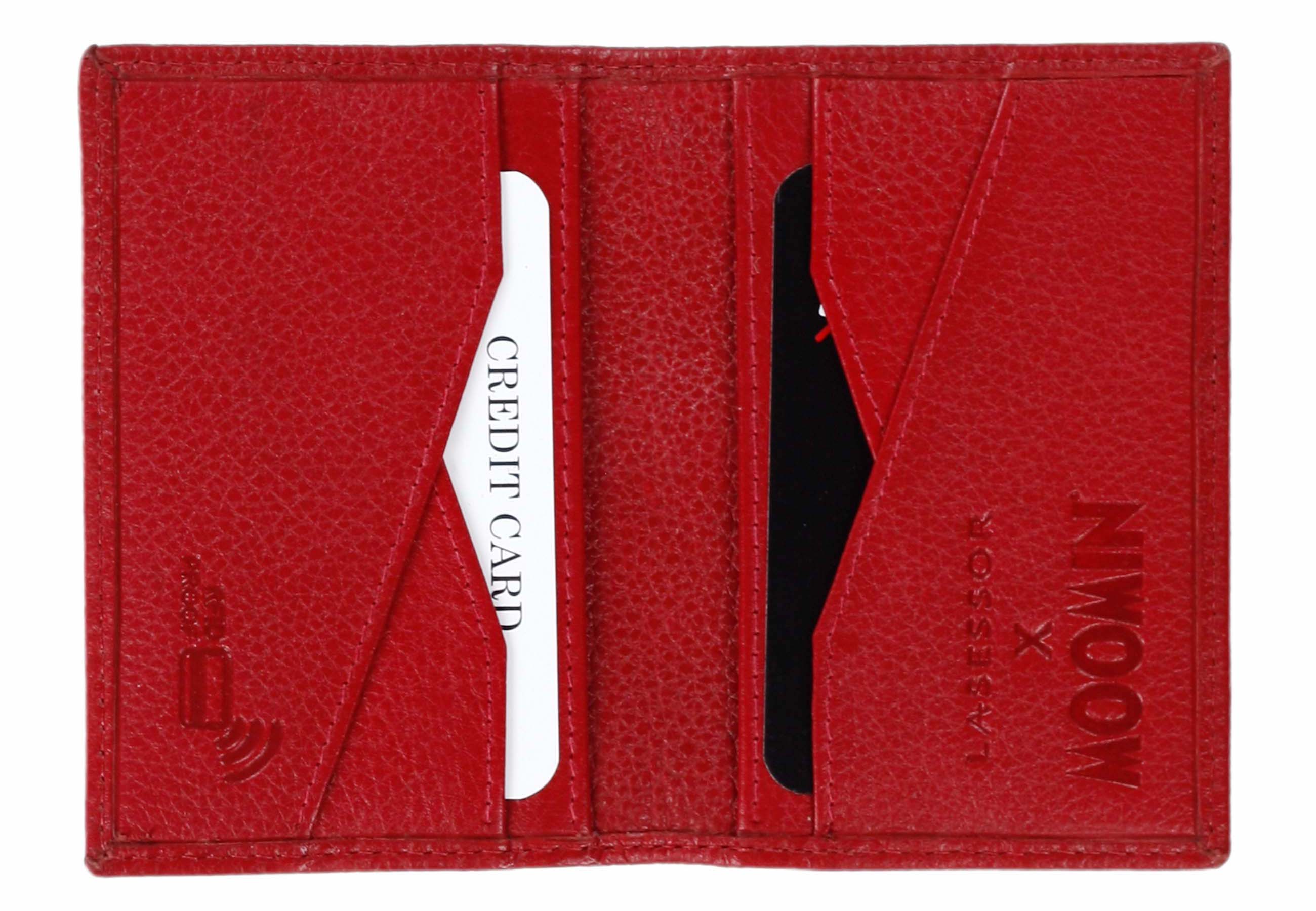 Punainen korttilompakko avattuna, ohut ja käytännöllinen