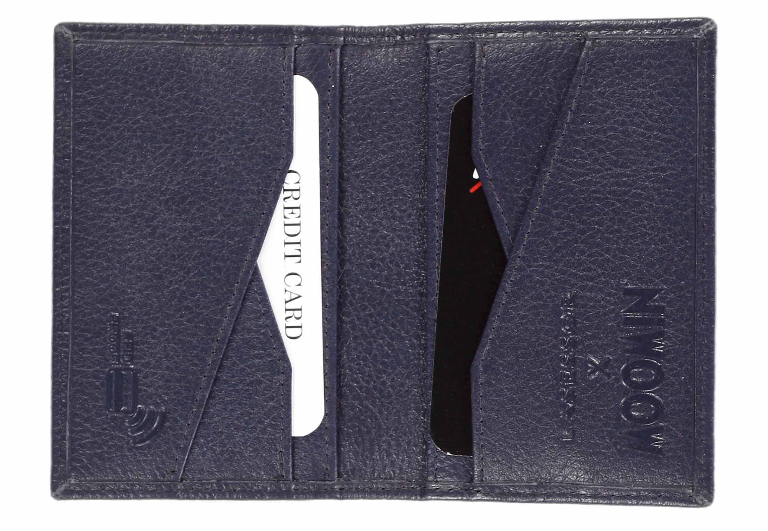 Tummansininen korttilompakko avattuna, kompakti ja turvallinen