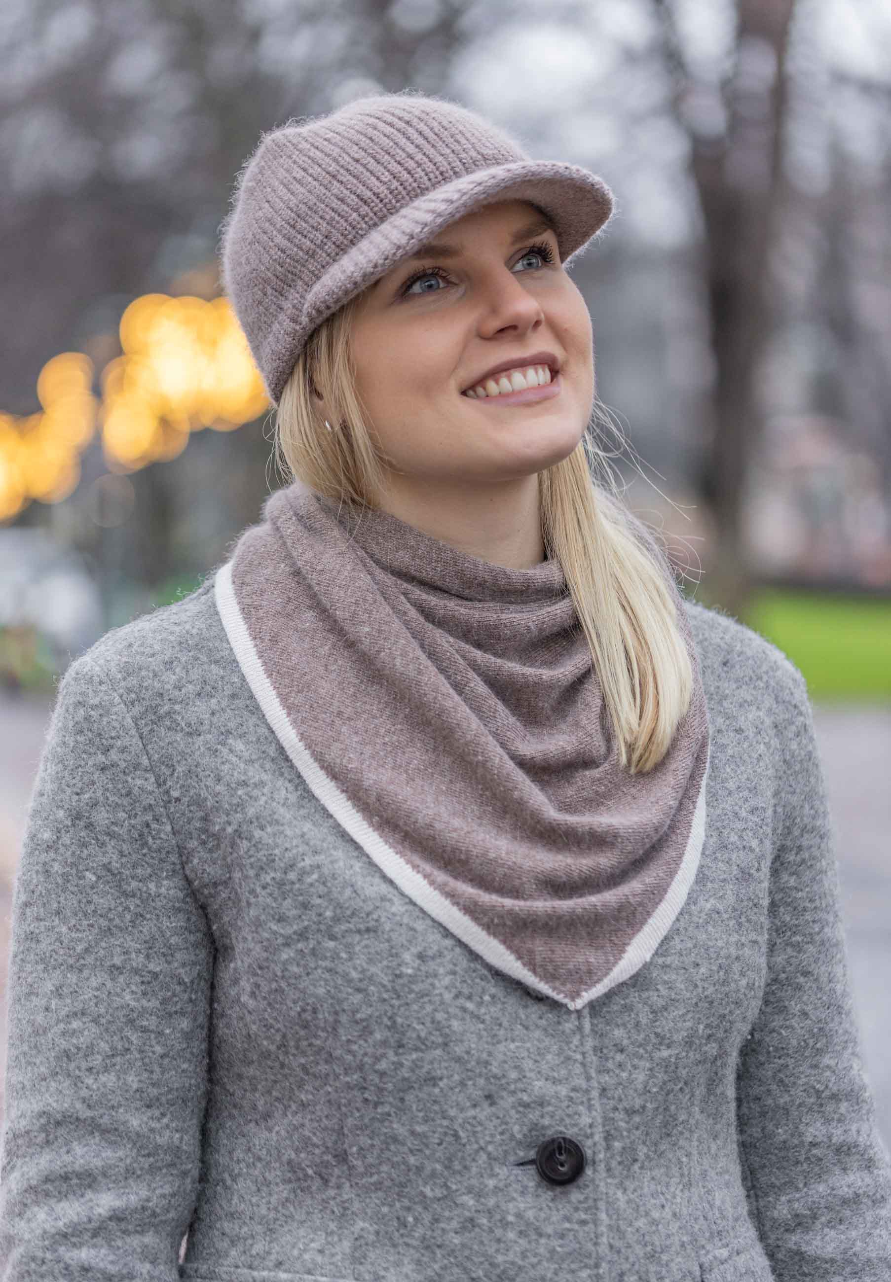 Mallilla vaalea nutrian sävyinen angora asustesetti villakangastakin kanssa, Ailis kaulahuivi ja Halle lippapipo