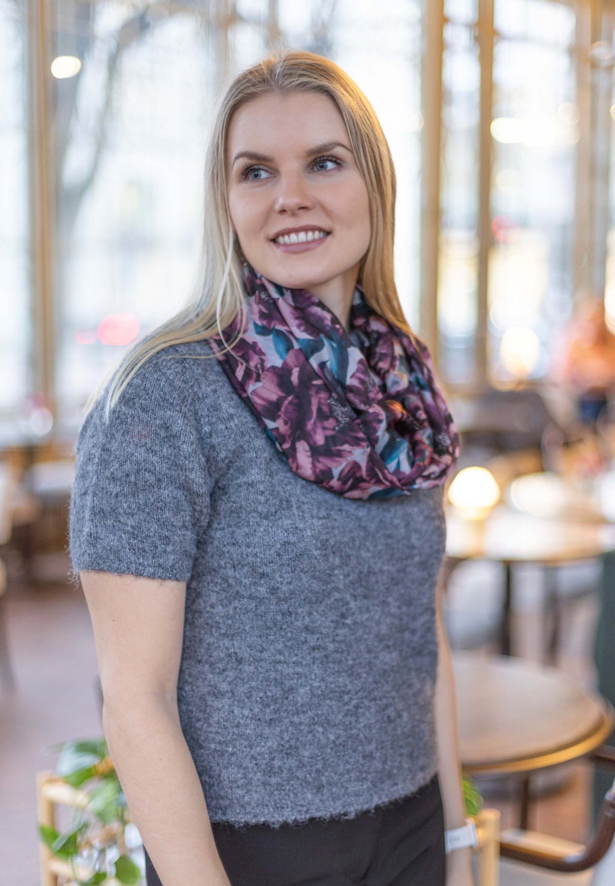 Mallin päällä neulepusero, ja Lasessor La silkkinen vaaleanpunainen Amina tuubihuivi syksyisessä asussa