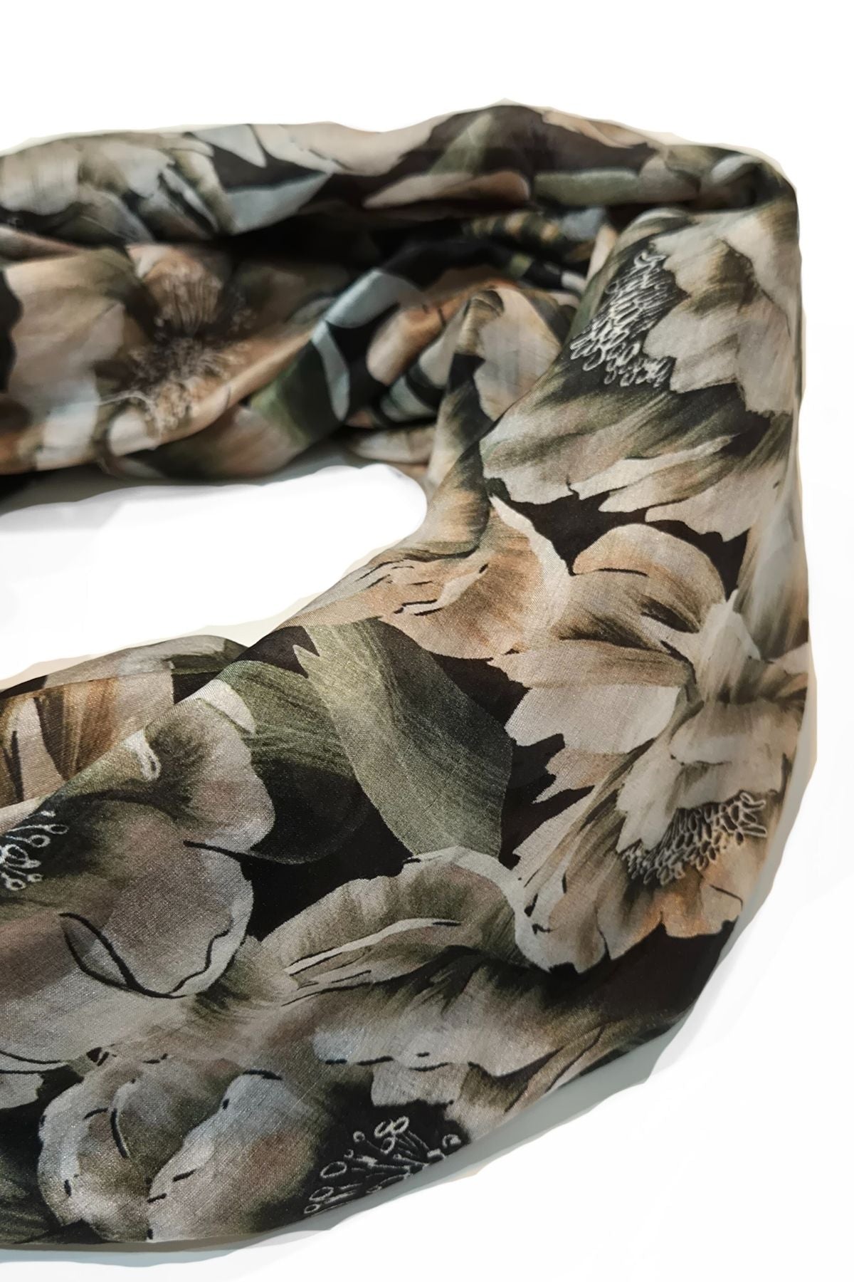 Lähikuva Amina-tuubisilkkihuivin silkkikankaasta, beige