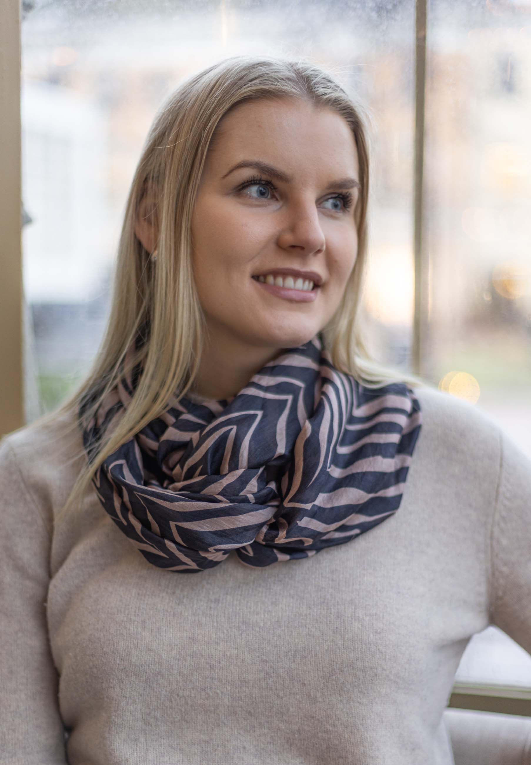 Mallilla käytössä tummansininen Belen silkkihuivi raitakuosilla neuleen kanssa, helppo tuubimalli