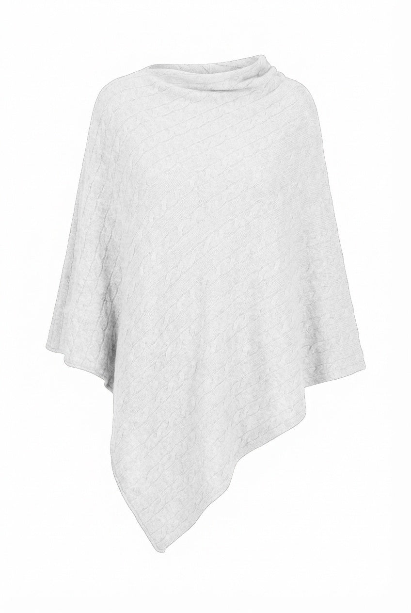 Luonnonvalkoinen palmikkoneulottu poncho mallinuken päällä, ajaton ja elegantti neuleasuste