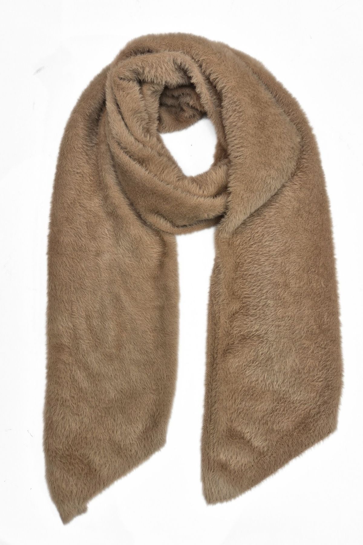 Tuotekuvassa beige Lasessor La Eirika kaulahuivi, pörheää angora sekoitetta