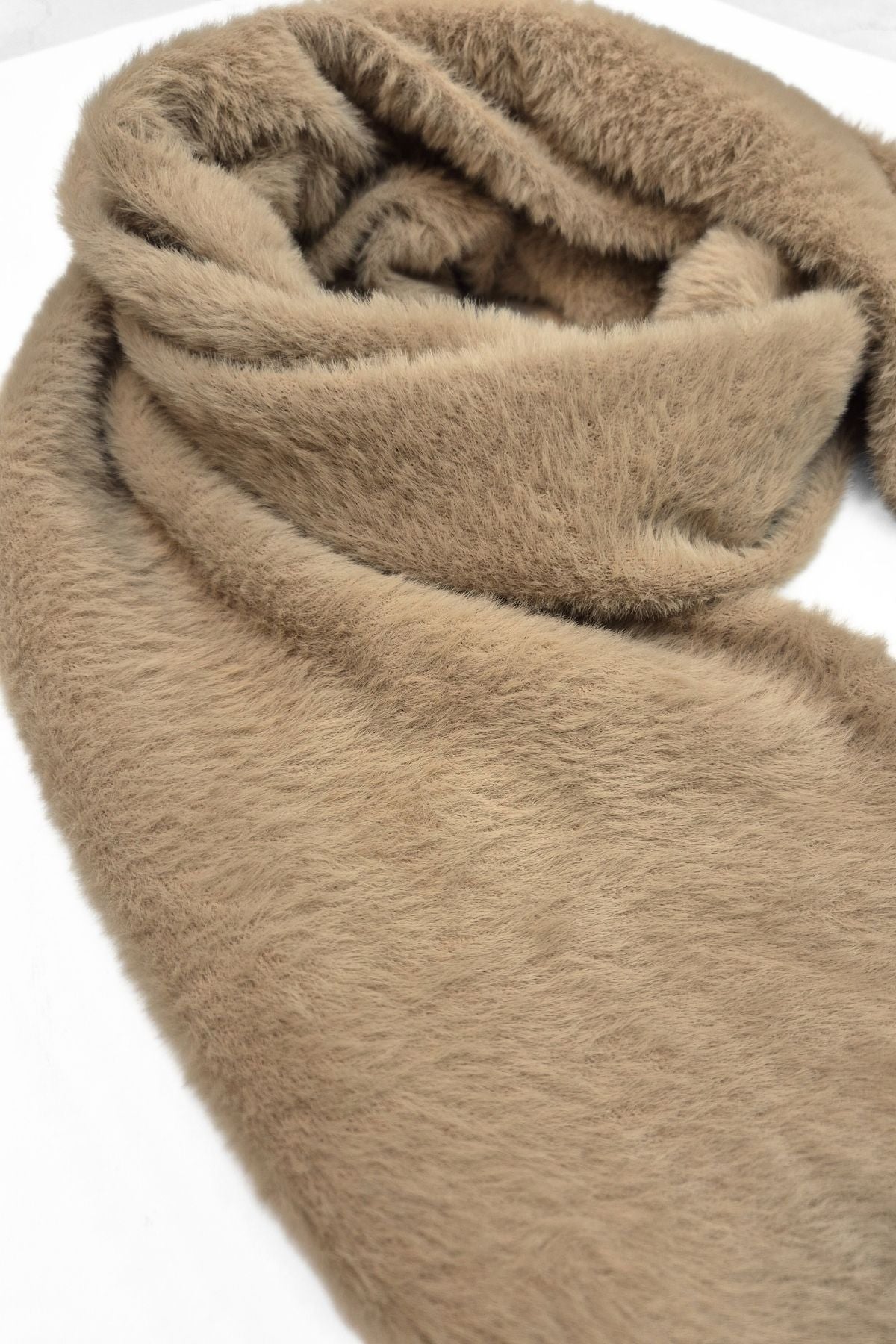Lähikuvassa beige Eiriks kaulahuivi, pörröinen angora neulepinta näkyy
