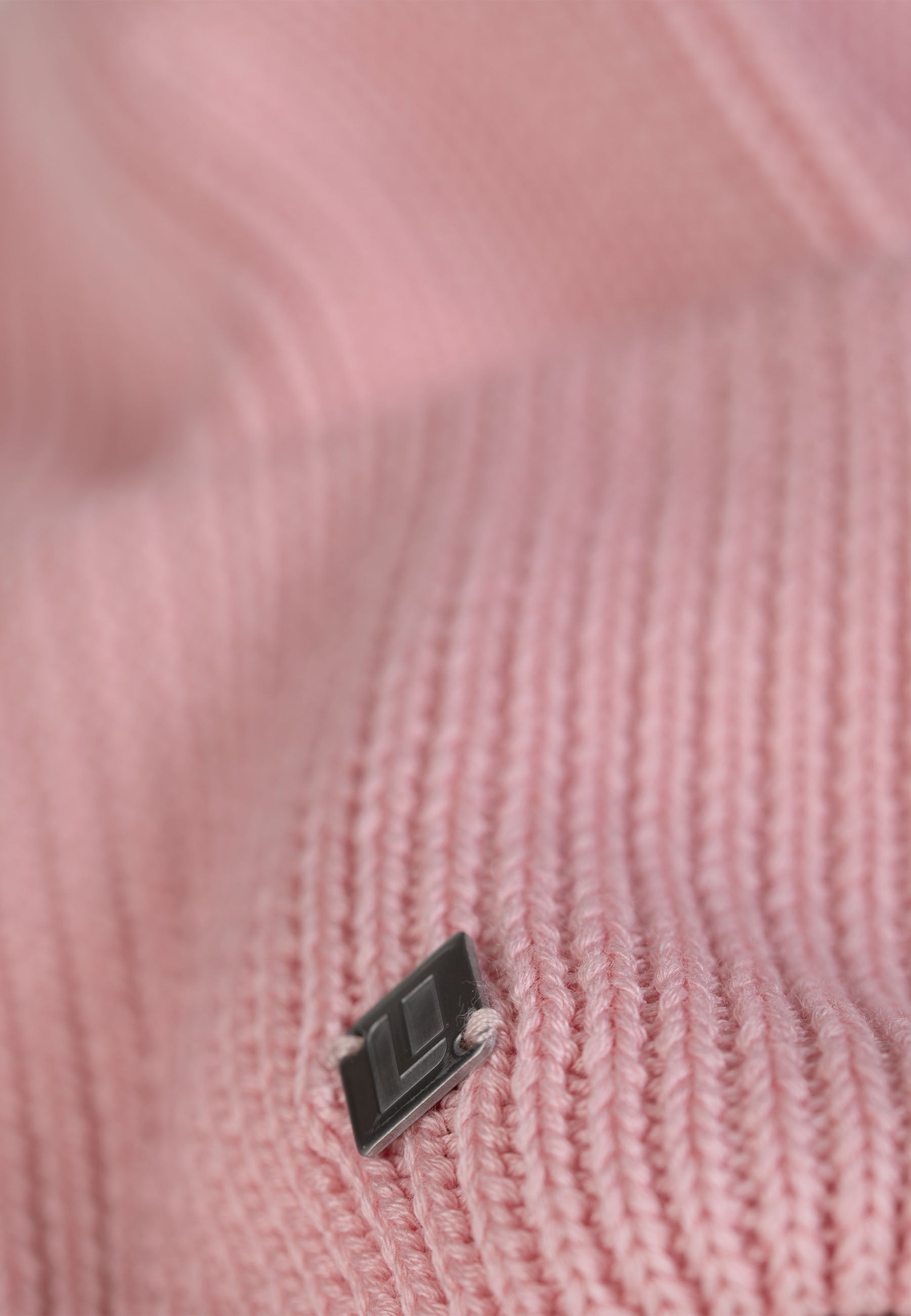 Lähikuva Genna-pipon neuloksesta, rosa