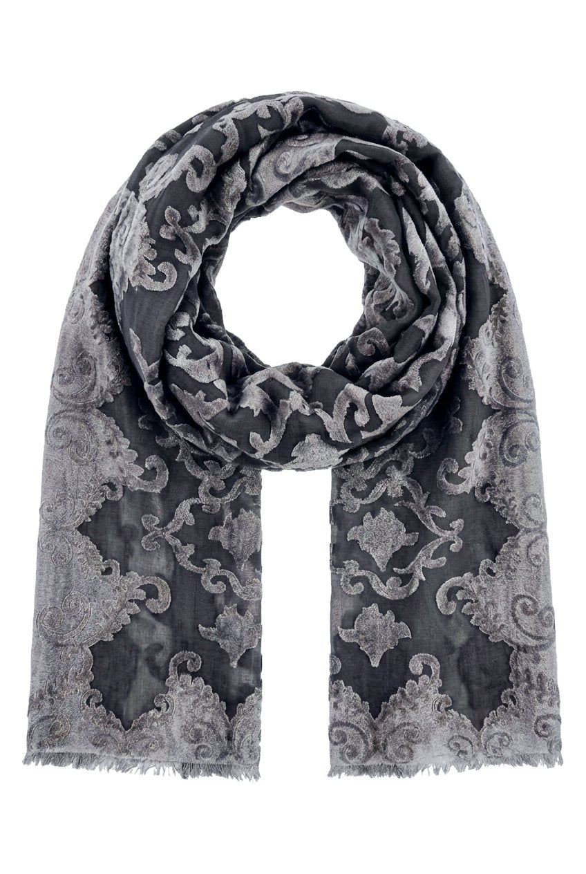 Musta Jasmine juhlahuivi ornamenttikuviolla studiossa