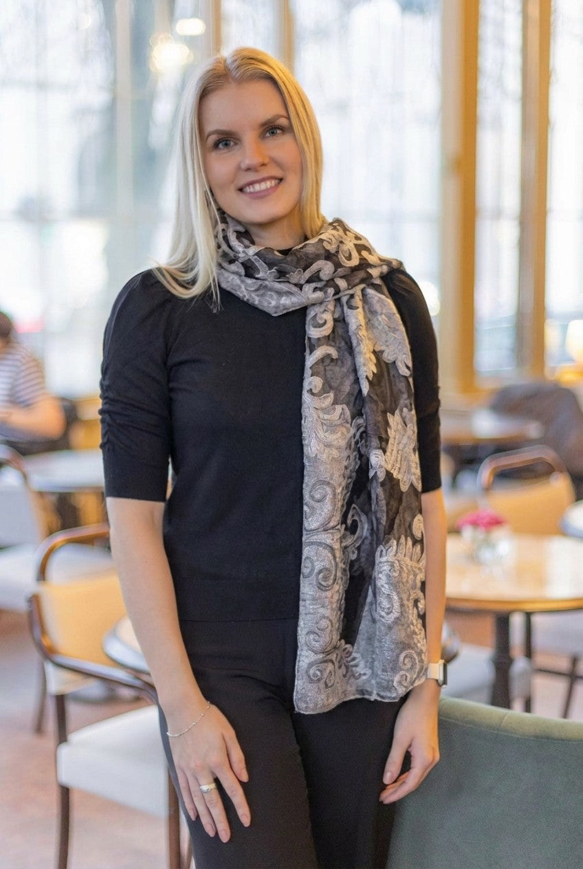 Ornamenttikuvio juhlava huivi mallin päällä hartialla laskeutuu ilmavasti