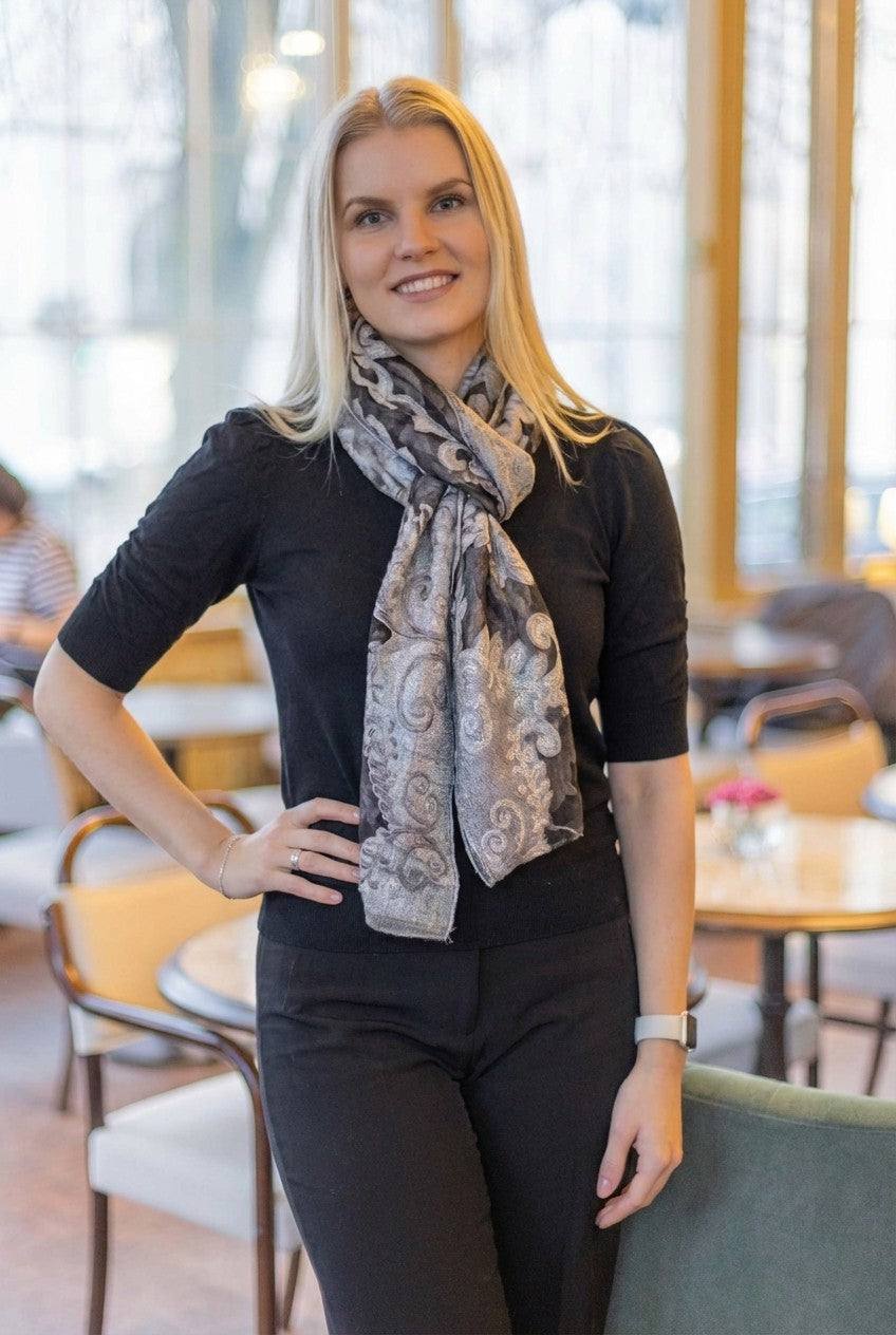 Jasmine musta juhlahuivi mallin päällä kaulalle solmittuna