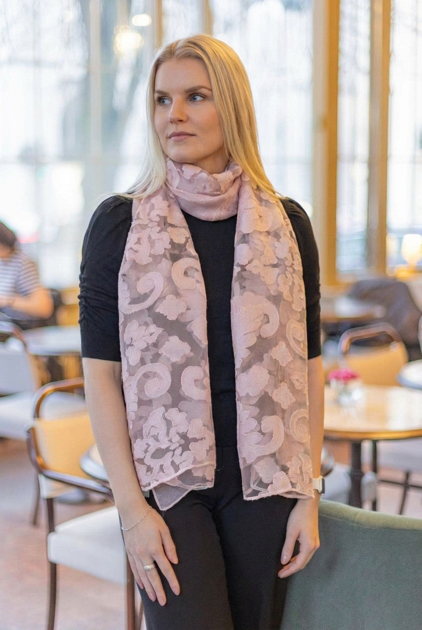 Läpikuultava vaalea rosa juhlahuivi käytössä siistin asun kanssa mallin kaulassa