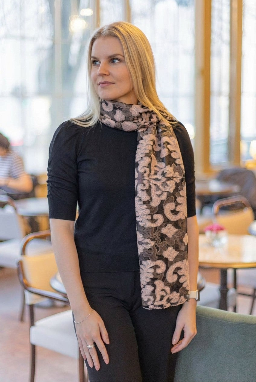 Rosa Jasmine juhlahuivi läpikuultava mallin päällä arkityylissä
