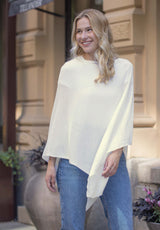 Image of model wearing Juolas Poncho in color white