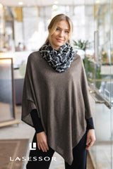 Image of model wearing Juolas Poncho in color nutria