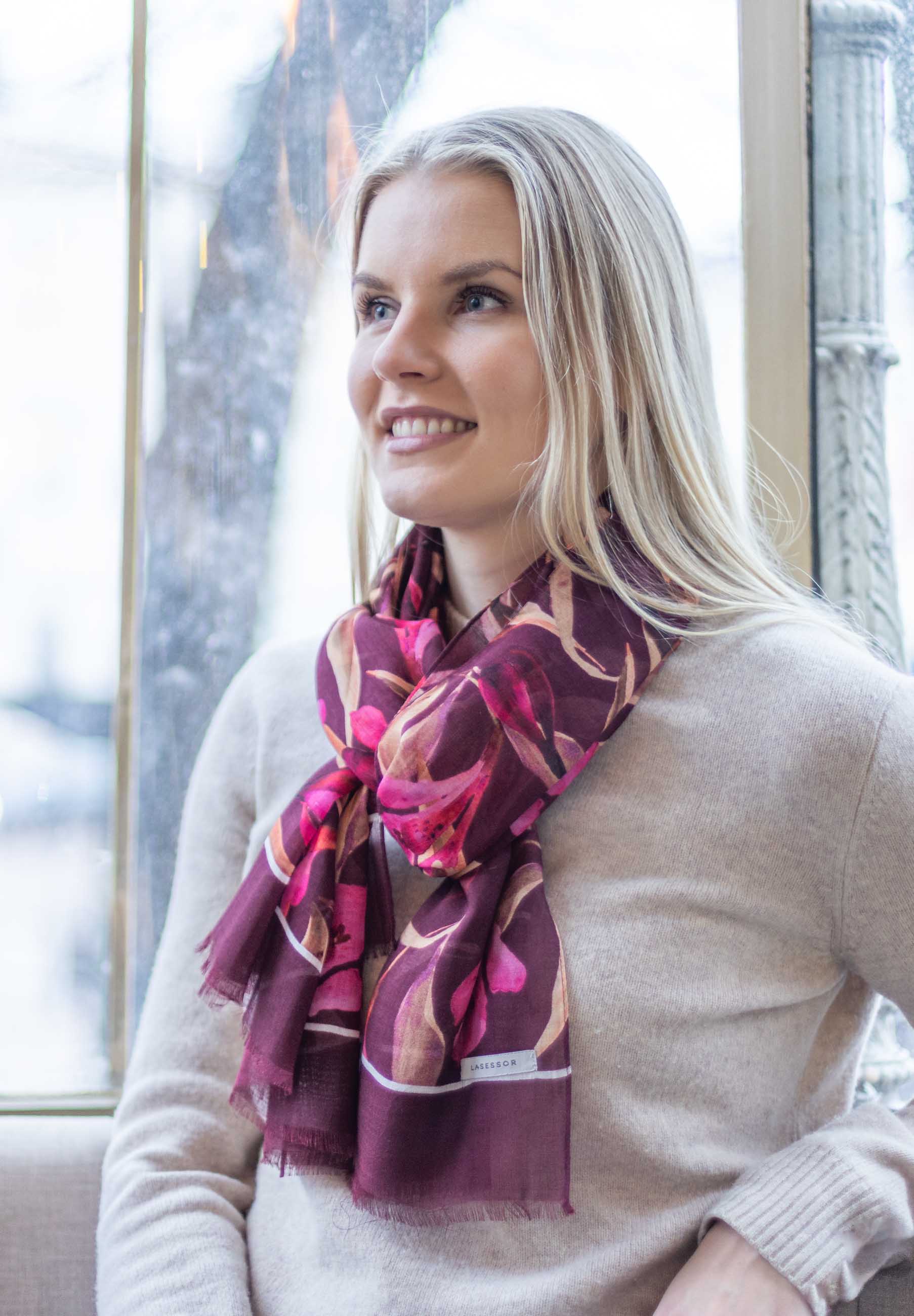 Viininpunainen Lasessor La Maimi kukkakuosinen kaulahuivi käytössä yksivärisen neuleen kanssa