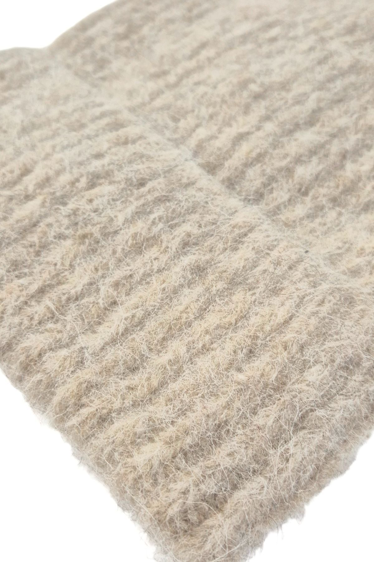 Mona vaaleanbeige alpakkapipo, lähikuva pehmeästä neulepinnasta ja alpakkakuidusta