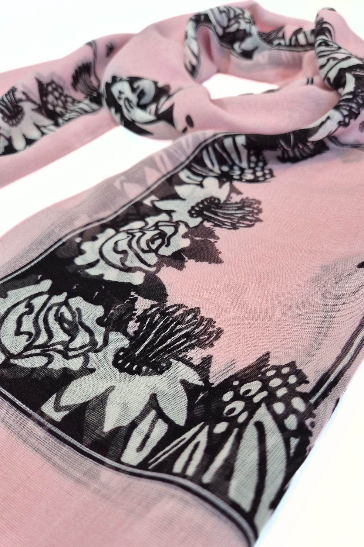 Lähikuva roosan Muumi kaulahuivin Halaus-kuosista, pehmeä ja ajaton