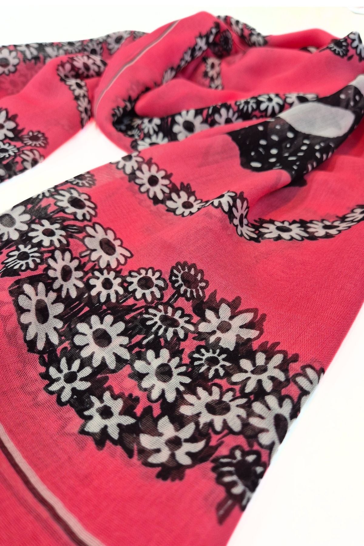 Pikku Myy huivi lyocellista, lähikuvassa kukkakuvio ja pehmeä ja hengittävä materiaali