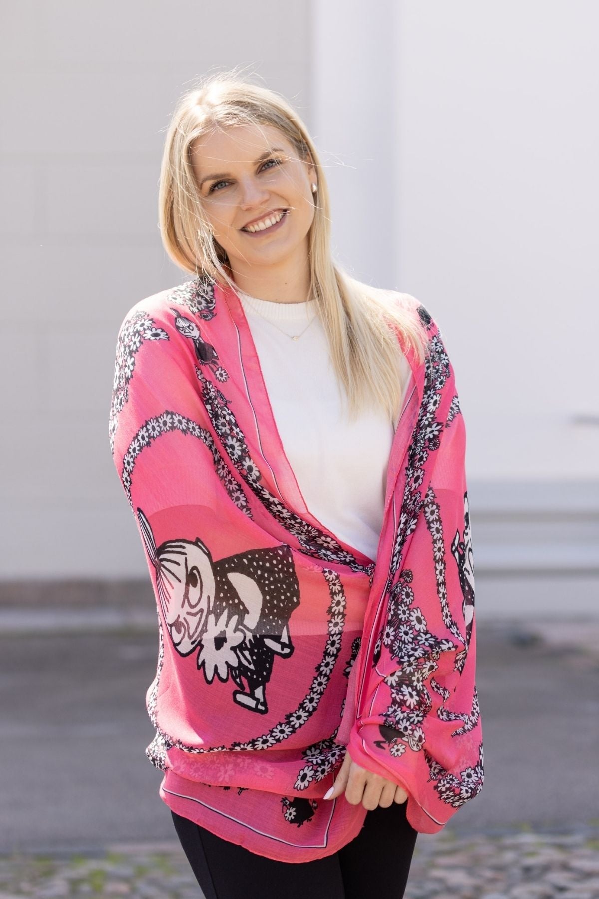 Muumi huivi Pikku Myy kuosilla käytössä, kevyt tyylikäs asuste