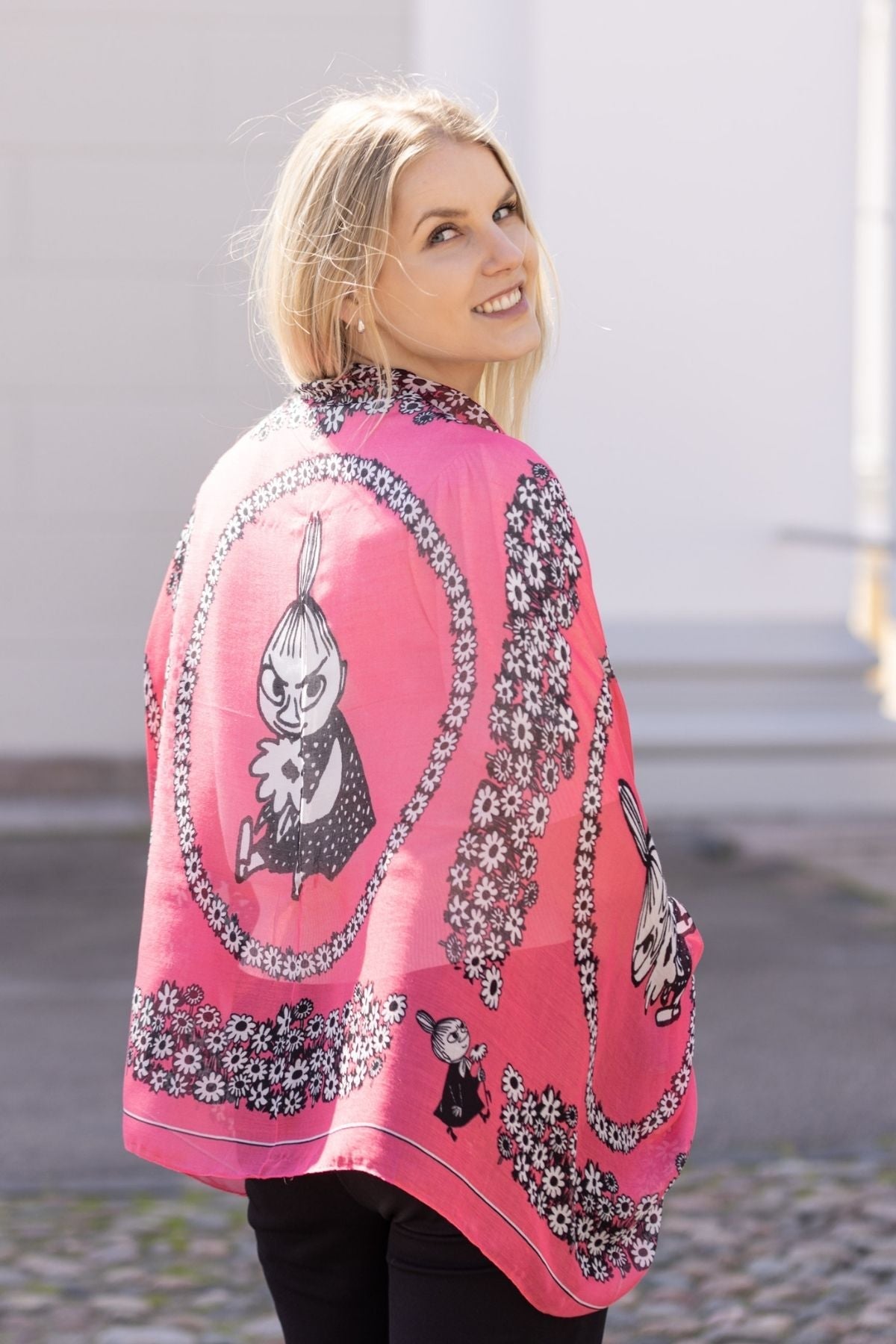 Pikku Myy huivi käytössä hartiahuivina takaapäin kuvattuna, kuosi näkyy