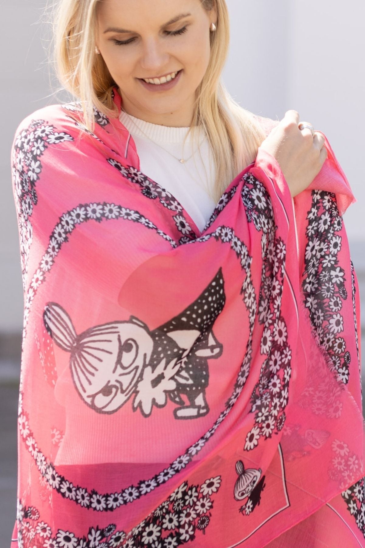 Muumi lyocell huivi Pikku Myy -kuosilla naisen hartioilla, monikäyttöinen asuste