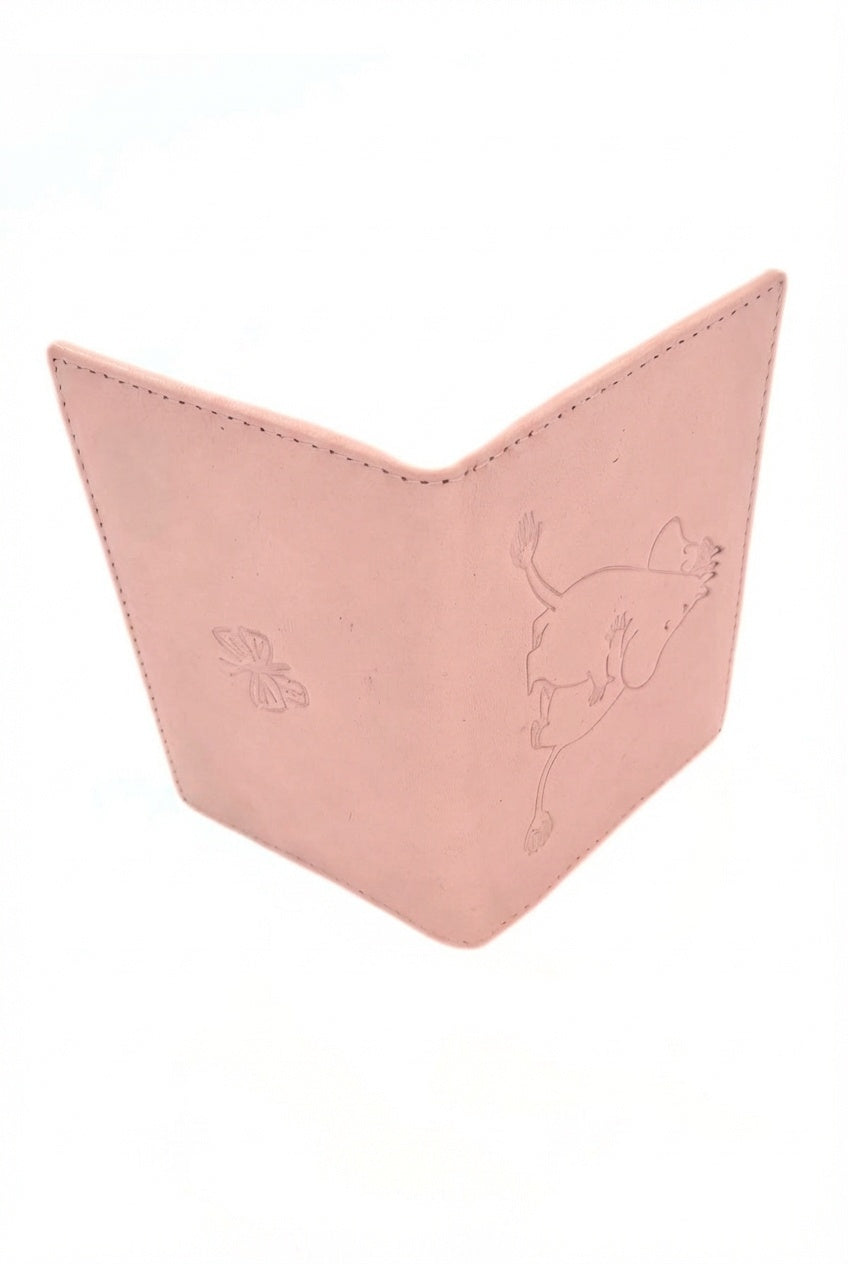 Vaaleanpunainen Muumi korttilompakko avattuna pystyssä takaa kuvattuna, siro ja pehmeä sävy