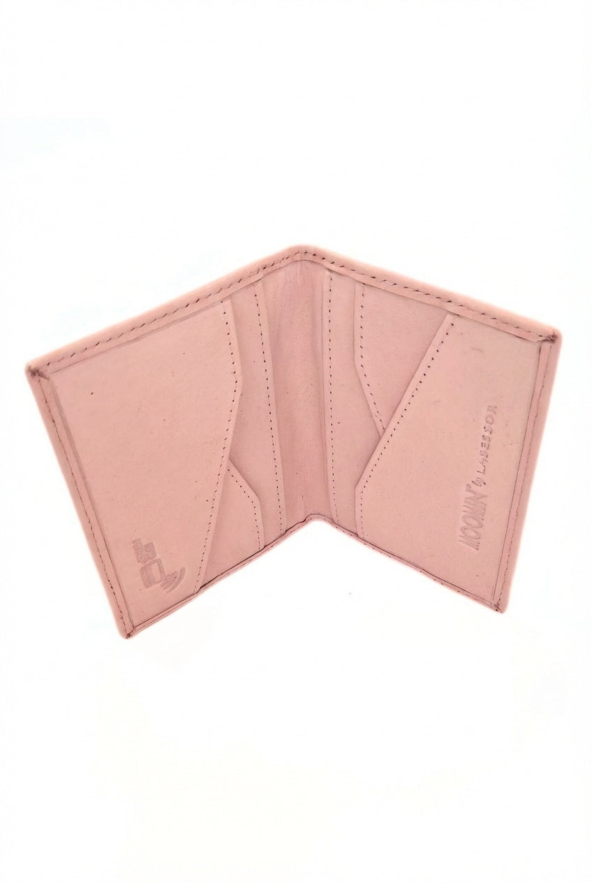 Vaalea roosa korttikotelo avattuna, korttipaikat selkeästi esillä