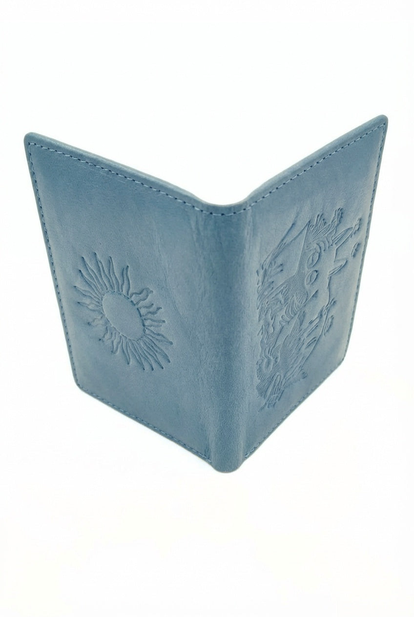 Sininen korttilompakko takaa avattuna, kevyt ja taskuun sopiva