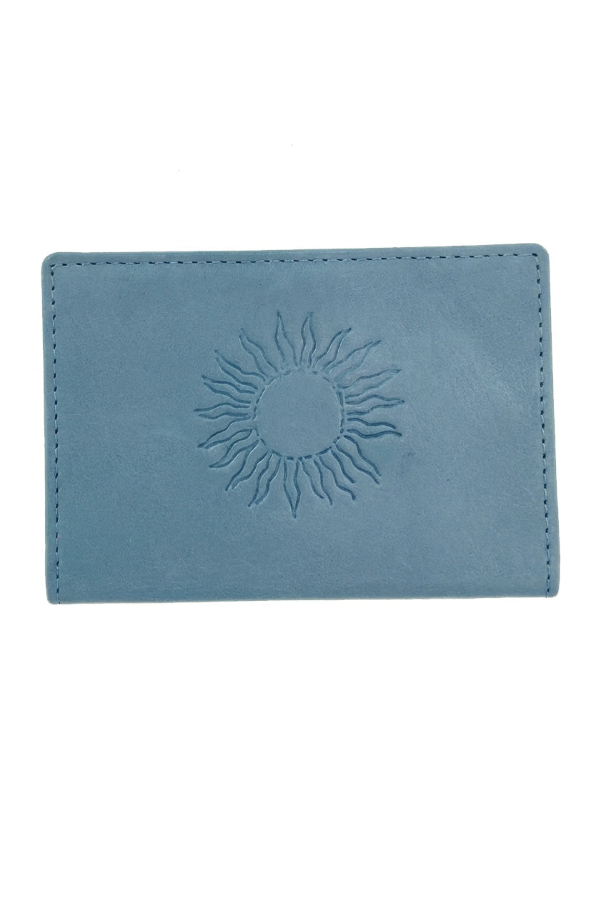 Vaaleansininen korttilompakko takaa, aurinko painatus nahkassa