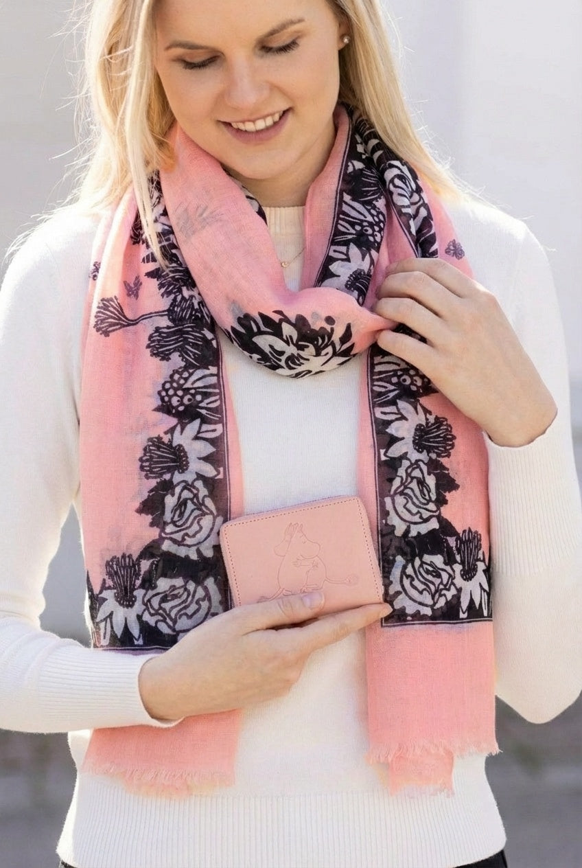 Roosa Muumi korttikotelo mallilla käytössä, lompakossa ja huivissa yhteen sopiva romanttinen Halaus-kuosi