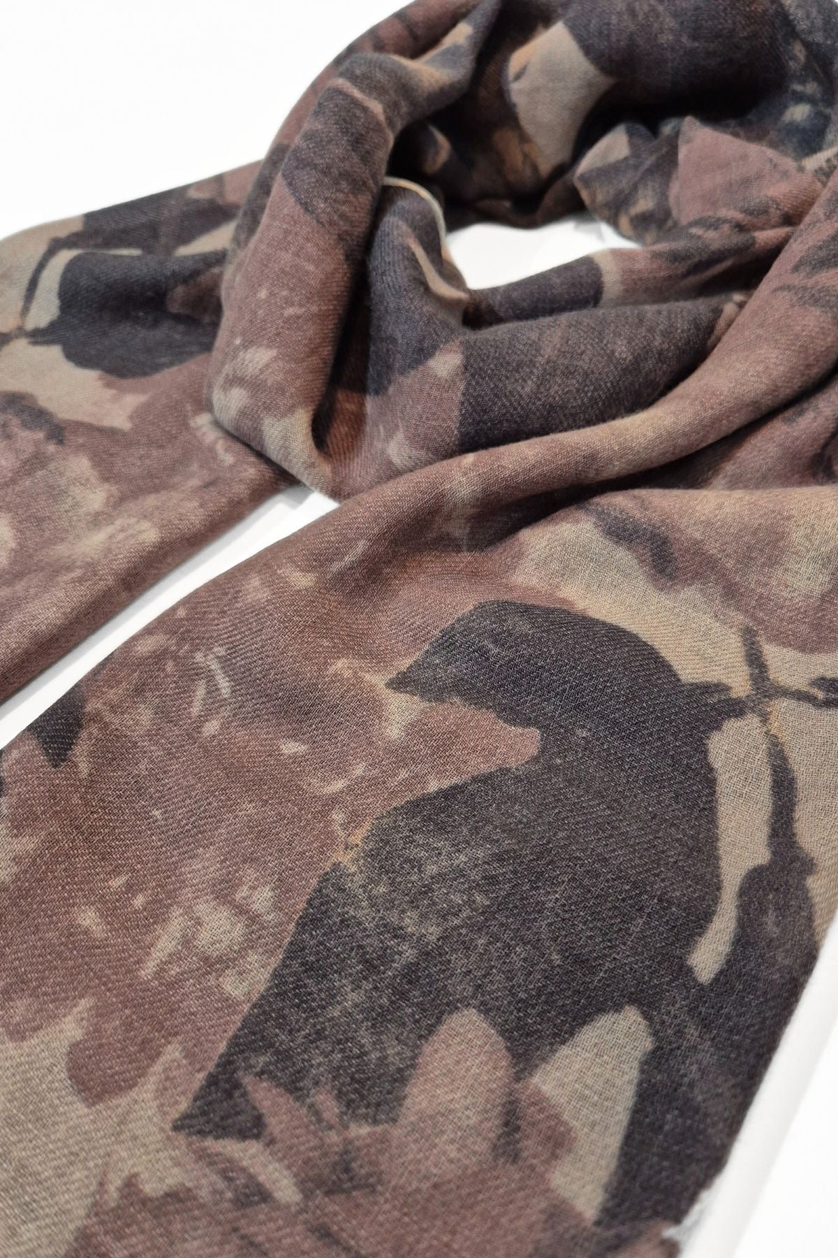 Lähikuvassa tummanharmaa Roseanna villahuivi, pehmeät murretut neutraalit sävyt