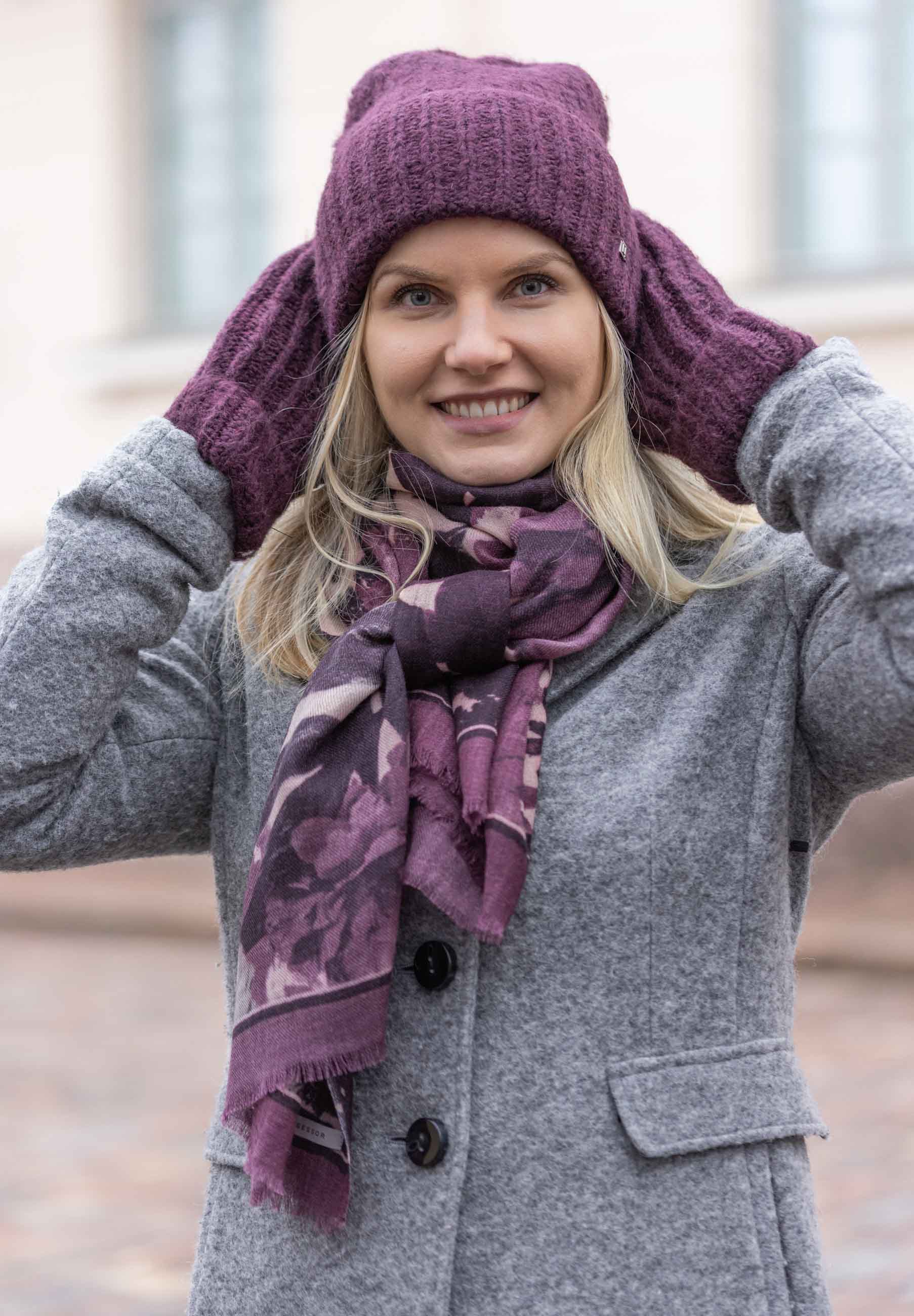 Naisella käytössä villakangastakin kanssa Roseanna villahuivi, Elsa pipon ja Ella neulekäsineet, viininpunainen asustesetti
