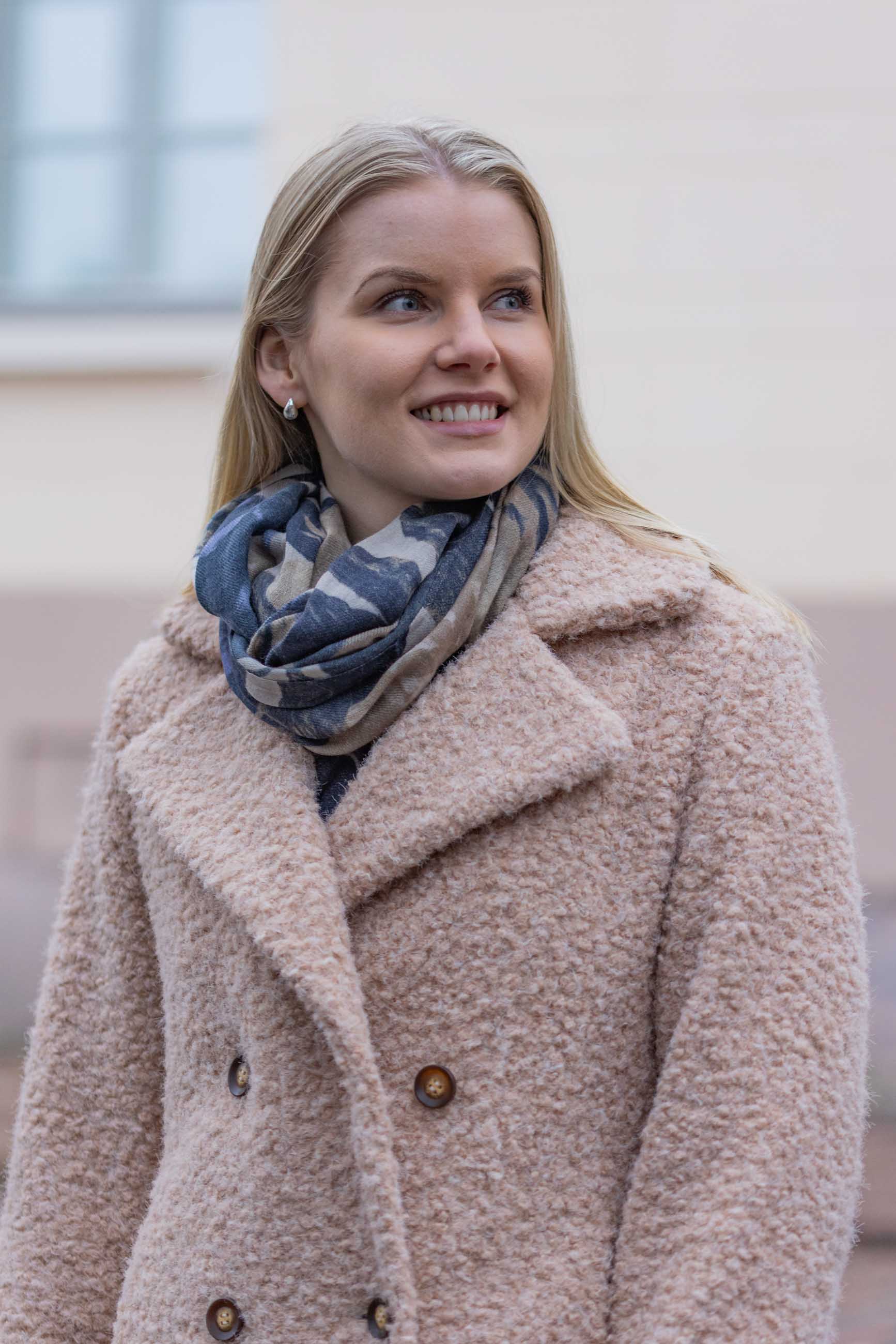 Tummansininen Roseanna villahuivi käytössä naisella trendikkään teddy takin kanssa syksyisessä asussa