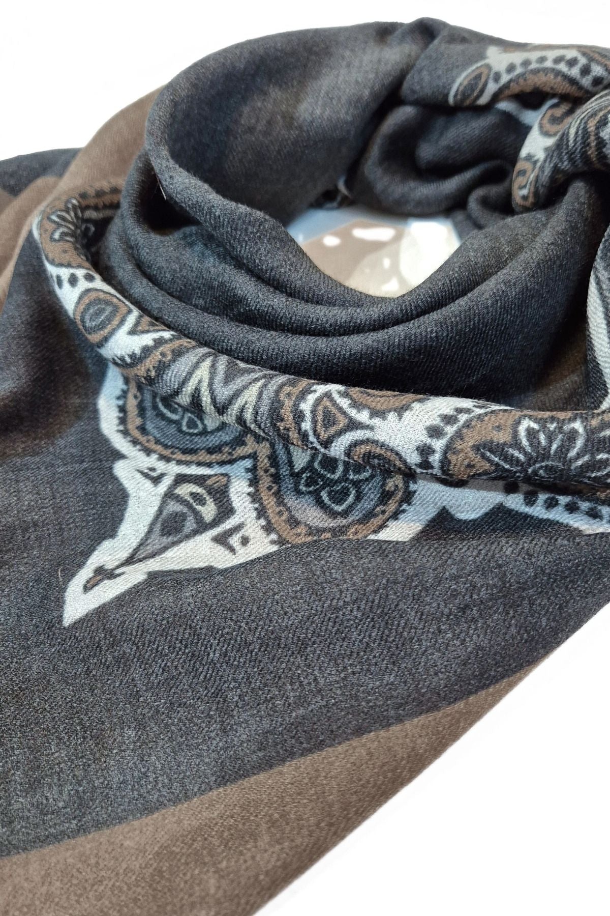 Sharona villa-kashmirhuivi tummansinisenä lähikuvassa, elegantti paisley-kuoso ja pehmeä villa-cashmir