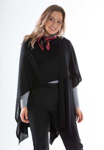 Muista neuleviitta stailattuna mallin päällä ponchomaiseksi hartiahuiviksi, silkkihuivin kanssa. Elegantti asukokonaisuus.