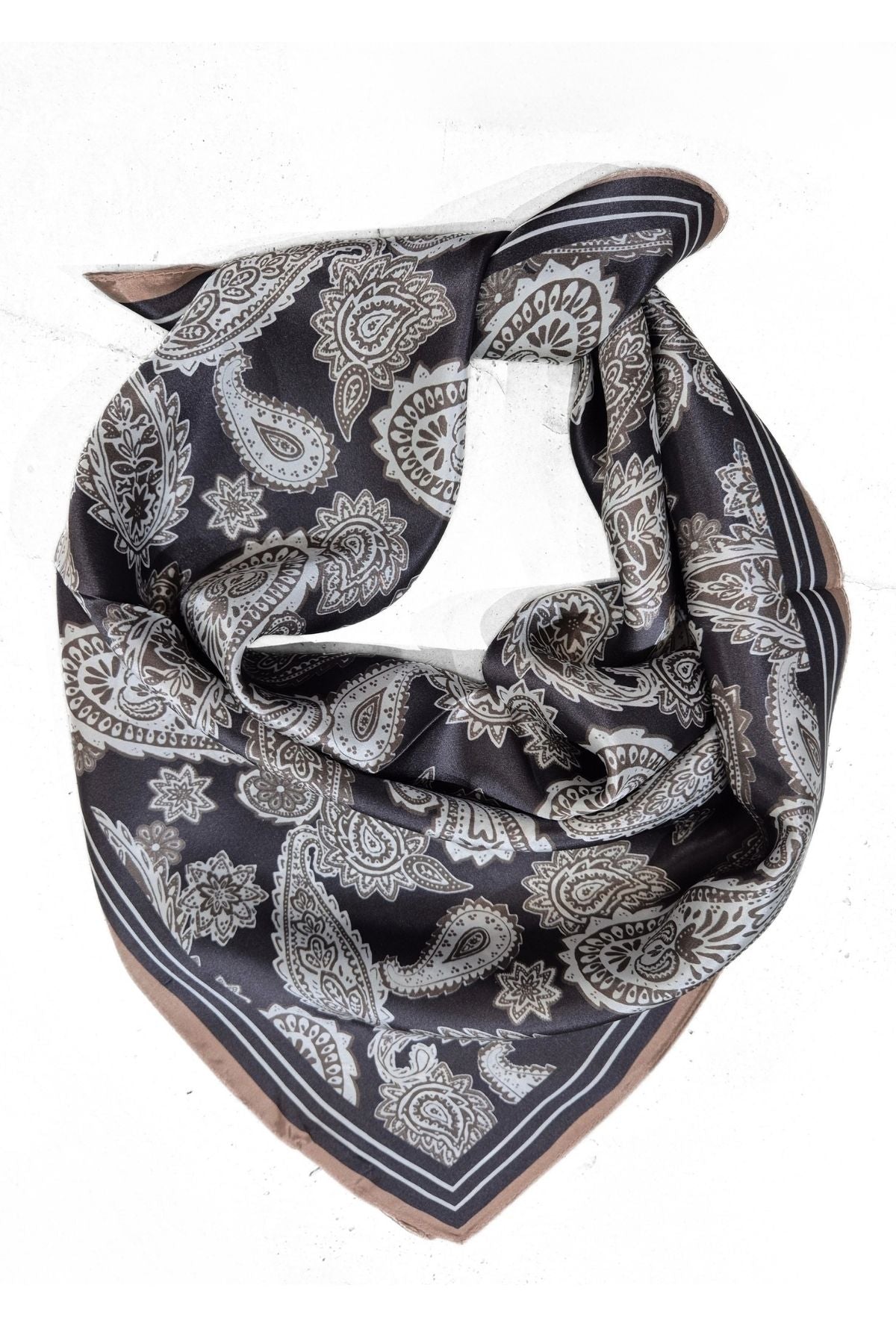 Tilda silkkihuivi 180 harmaa flat lay