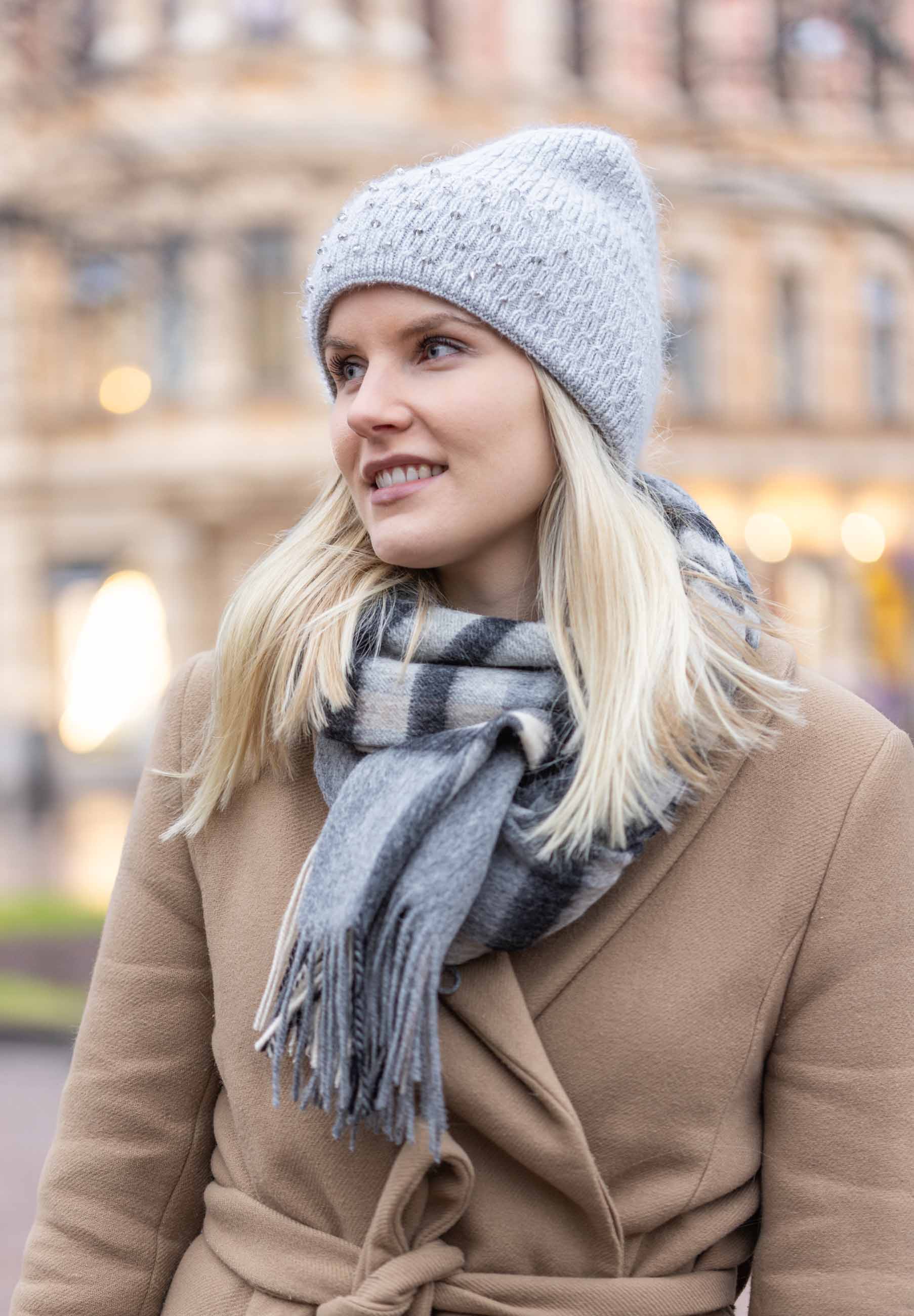 Mirella vaaleanharmaa helmikoristeinen pipo käytössä takin kanssa, naisellinen syys- ja talviasuste