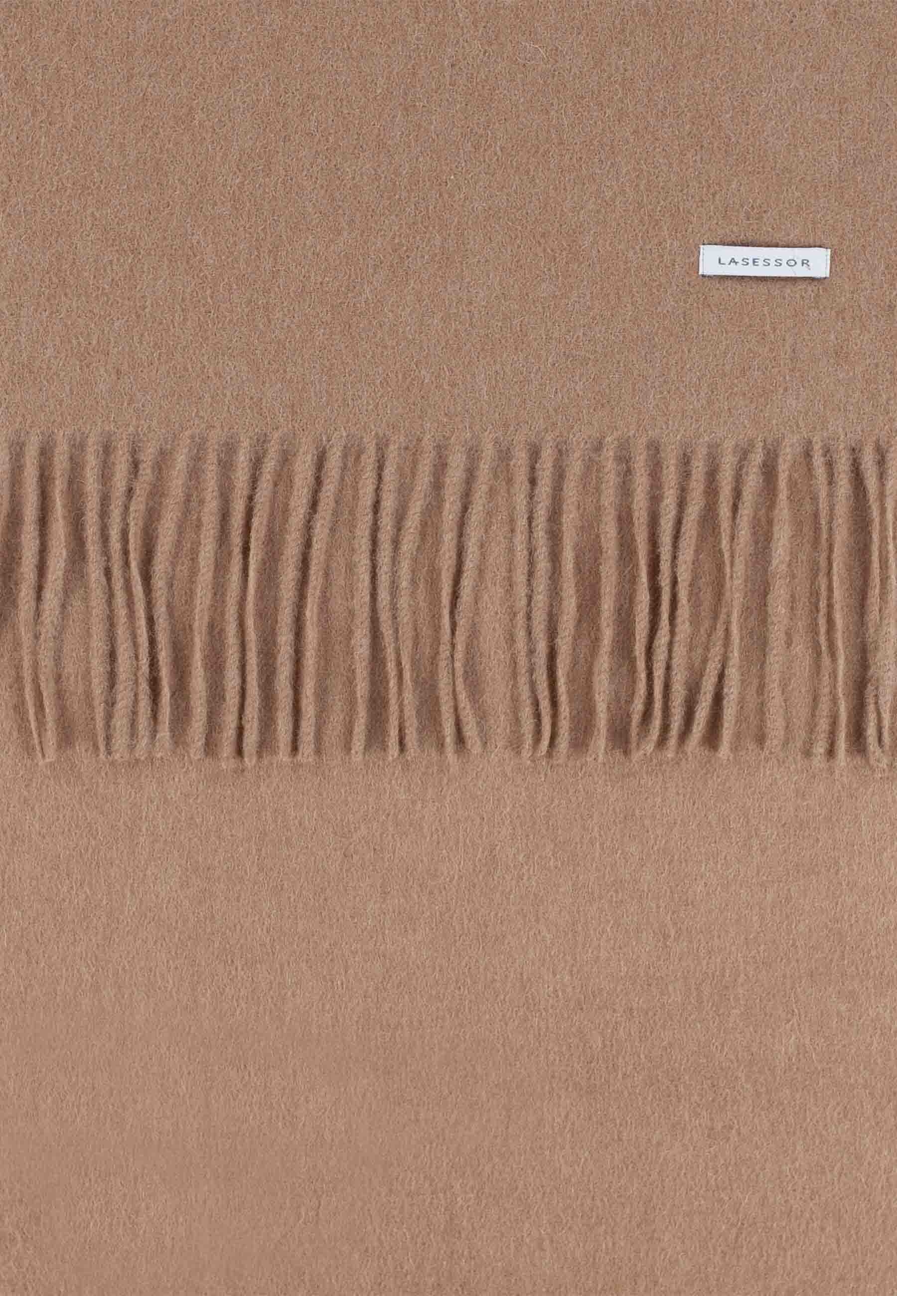 Lähikuva beigestä design villa villakaulahuivi, jossa Lasessor logo.