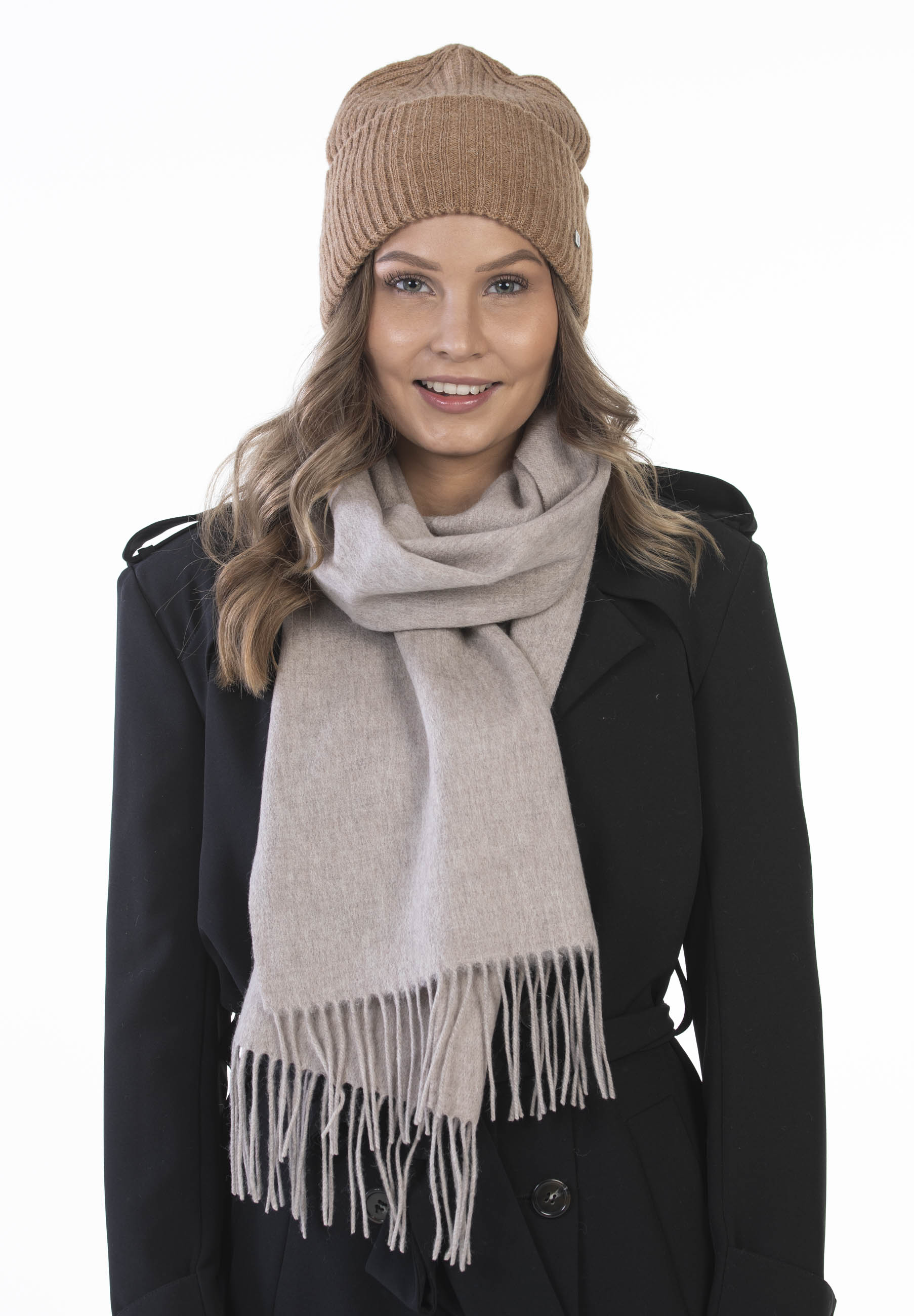 Kuvassa malli, jolla on mustat takki, nutrian värinen Huurre villakaulahuivi ja Lasessor pipo.