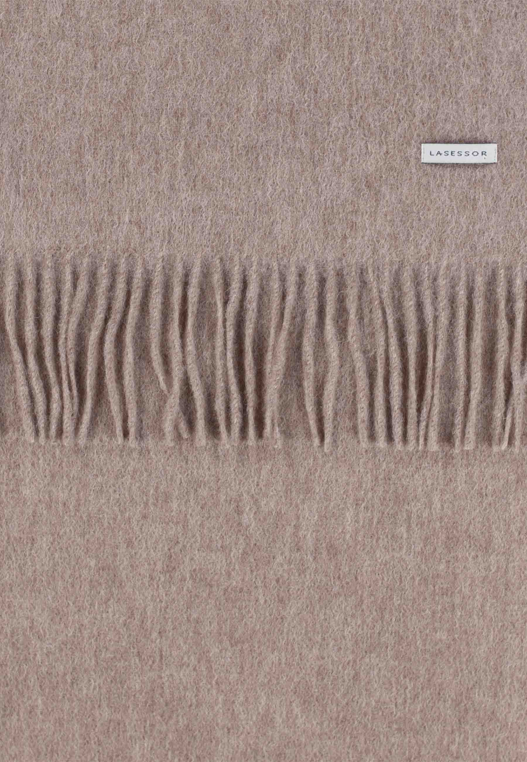 Lähikuva nutrian värisestä design villakaulahuivi, jossa Lasessor logo.