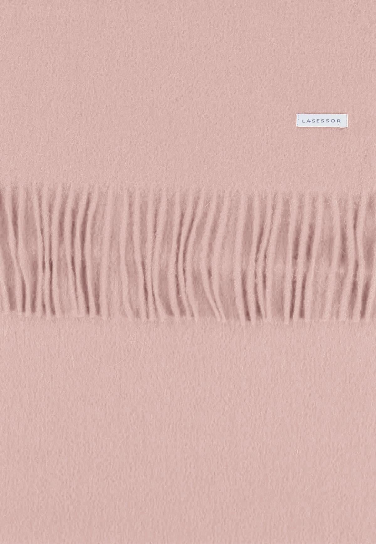 Lähikuva villakaulahuivi, jossa Lasessor logo värissä vaalean rosa.