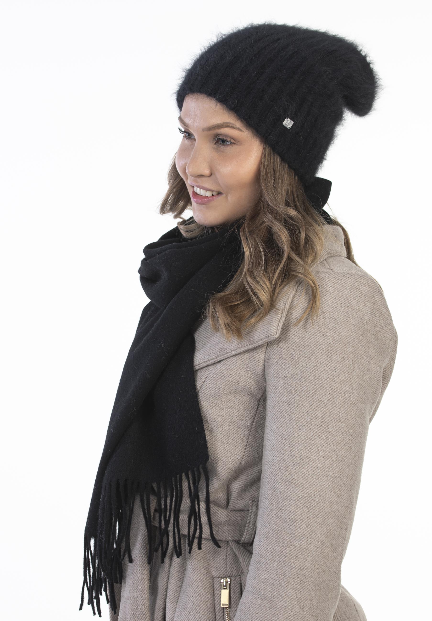 Musta villakaulahuivi mallin päällä valkoisella taustalla, sivusta kuvattuna.