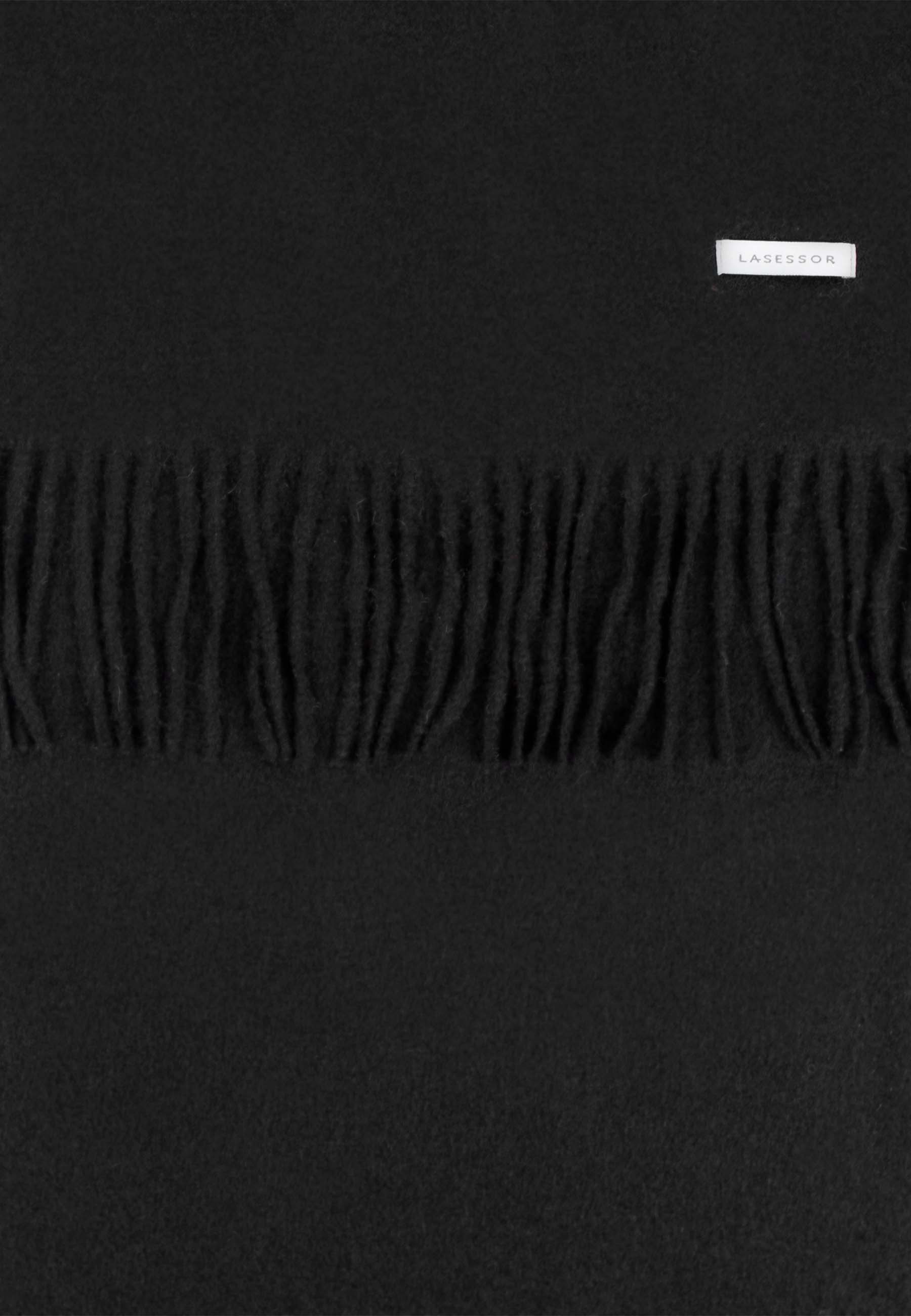 Lähikuva mustasta villakaulahuivi, jossa Lasessor logo.