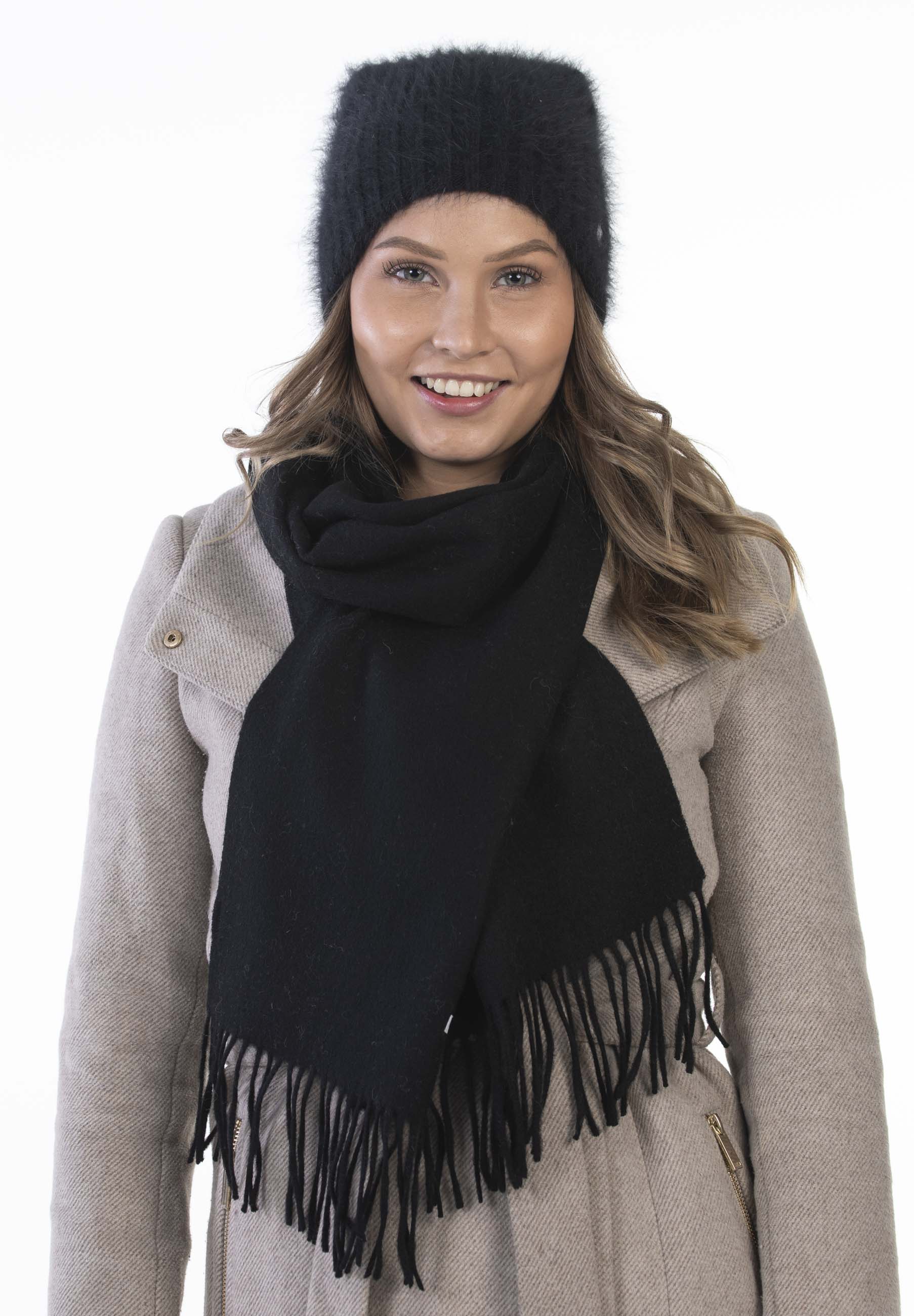 Malli joka käyttää Huurre villakaulahuvi ja pipoa värissä musta.