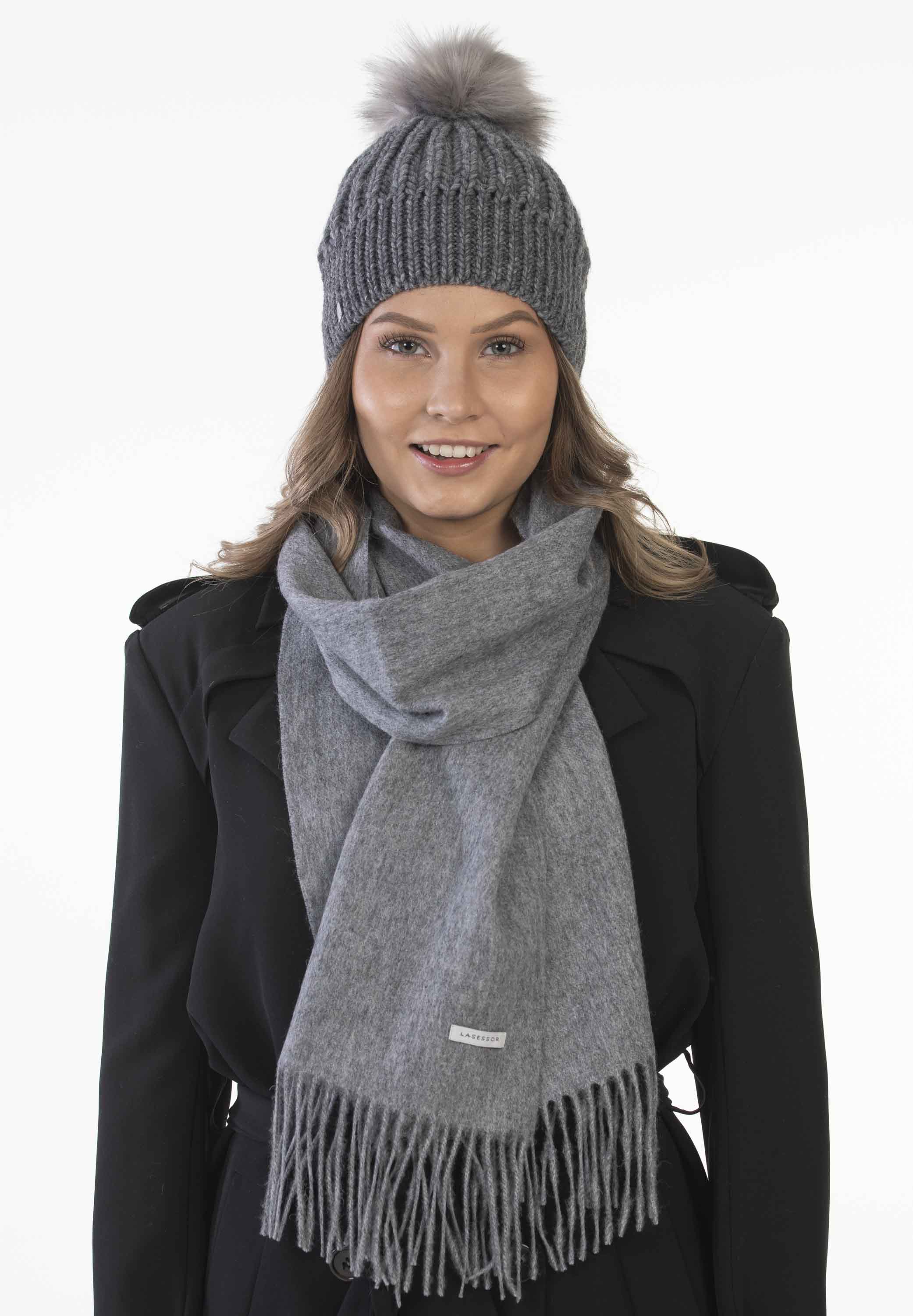 Kuvassa malli, jolla harmaa Huurre design villakaulahuivi ja Gia tupsupipo.