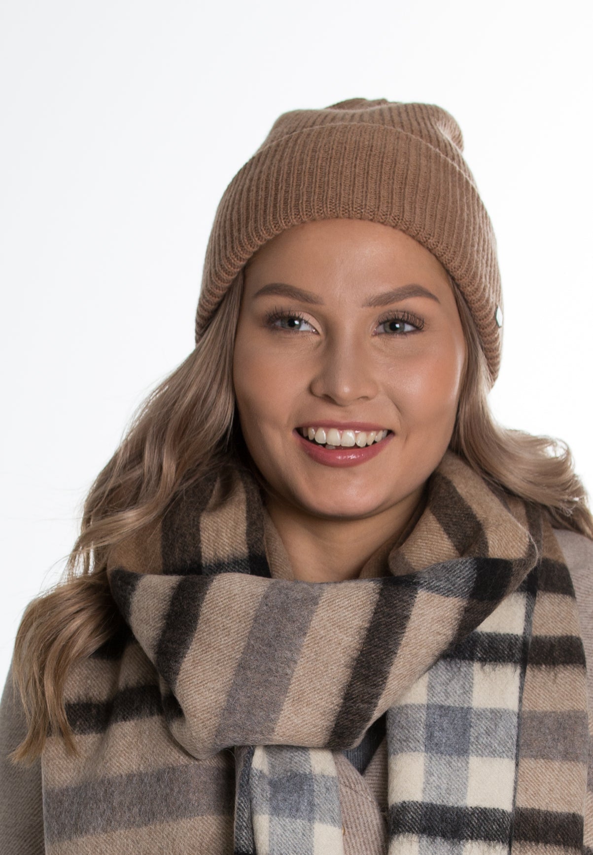 Frona pipo merinovilla mulesing vapaa naisen päässä beige ribbipipo vega kaulaliina kotimainen lasessor