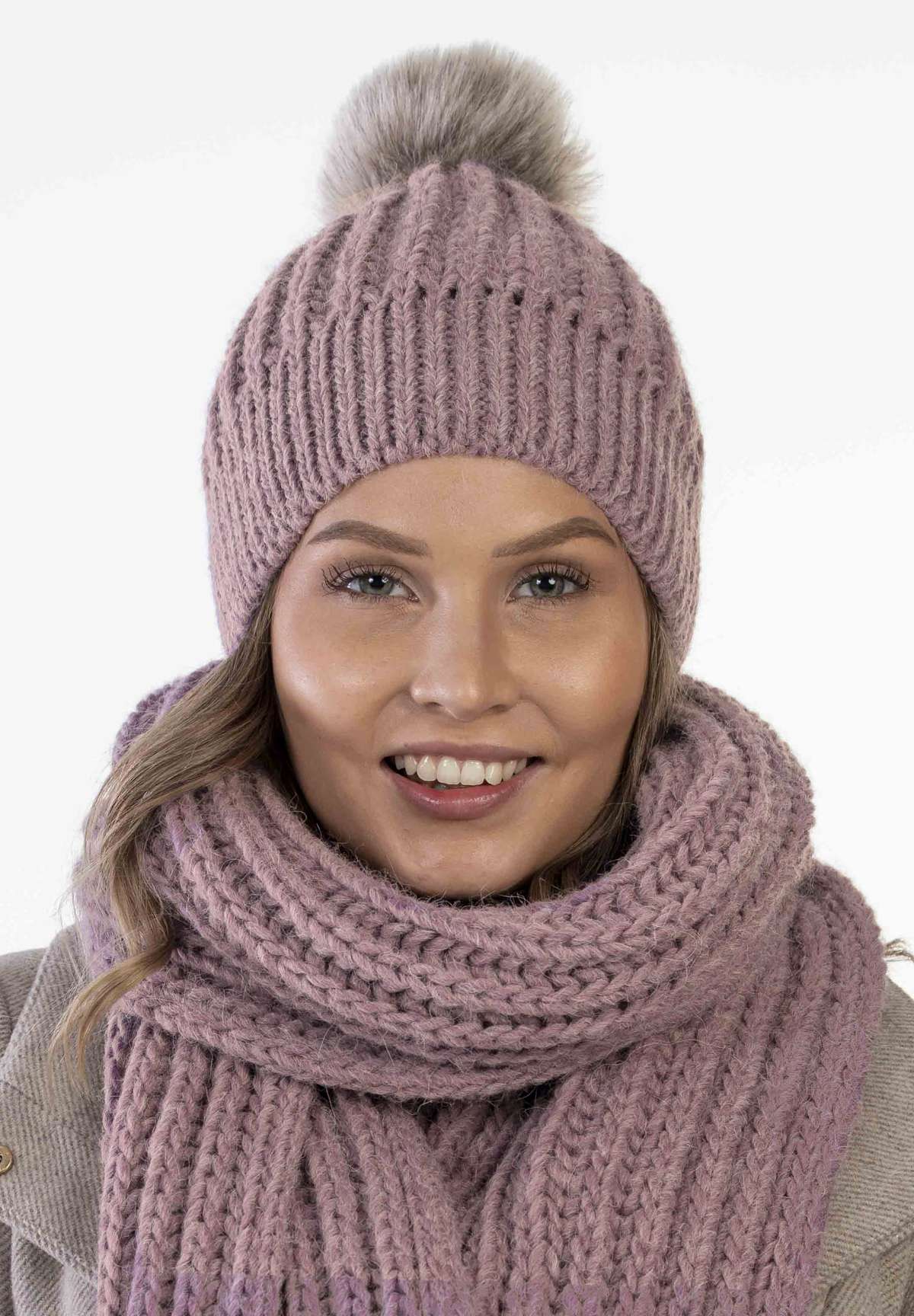 Edestä kuvattu Gia tupsupipo kanervan värissä mallin päässä.