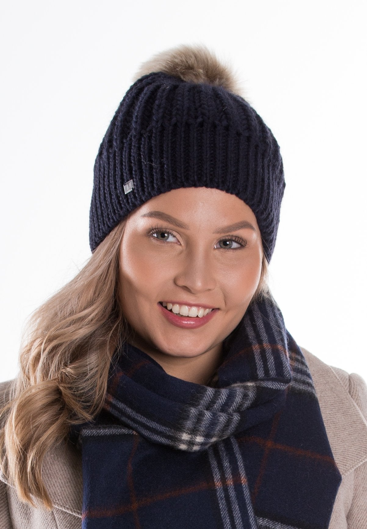 Nata villakaulahuivi lasessor naisen kaulassa ruutuhuivi kotimainen lasessor mallin päällä pipon kanssa